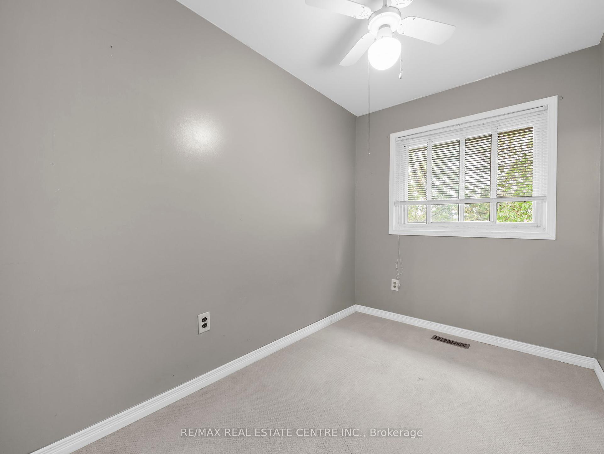 3 Bedrooms Condo at 2779 Gananoque, Mississauga For sale