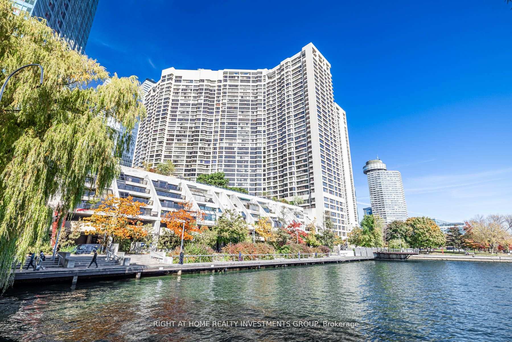 3 Bedrooms Condo at 65 Harbour,  Toronto For sale