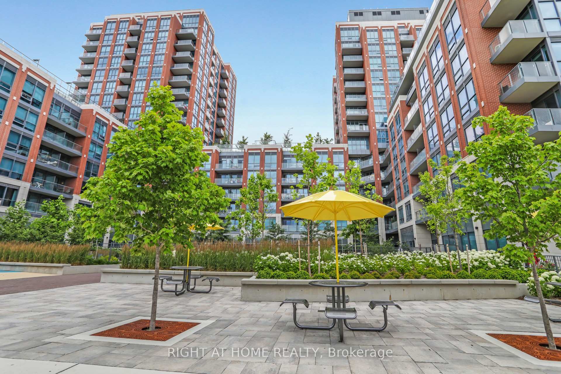 4 Bedrooms Condo at 31 Tippett, Toronto For sale