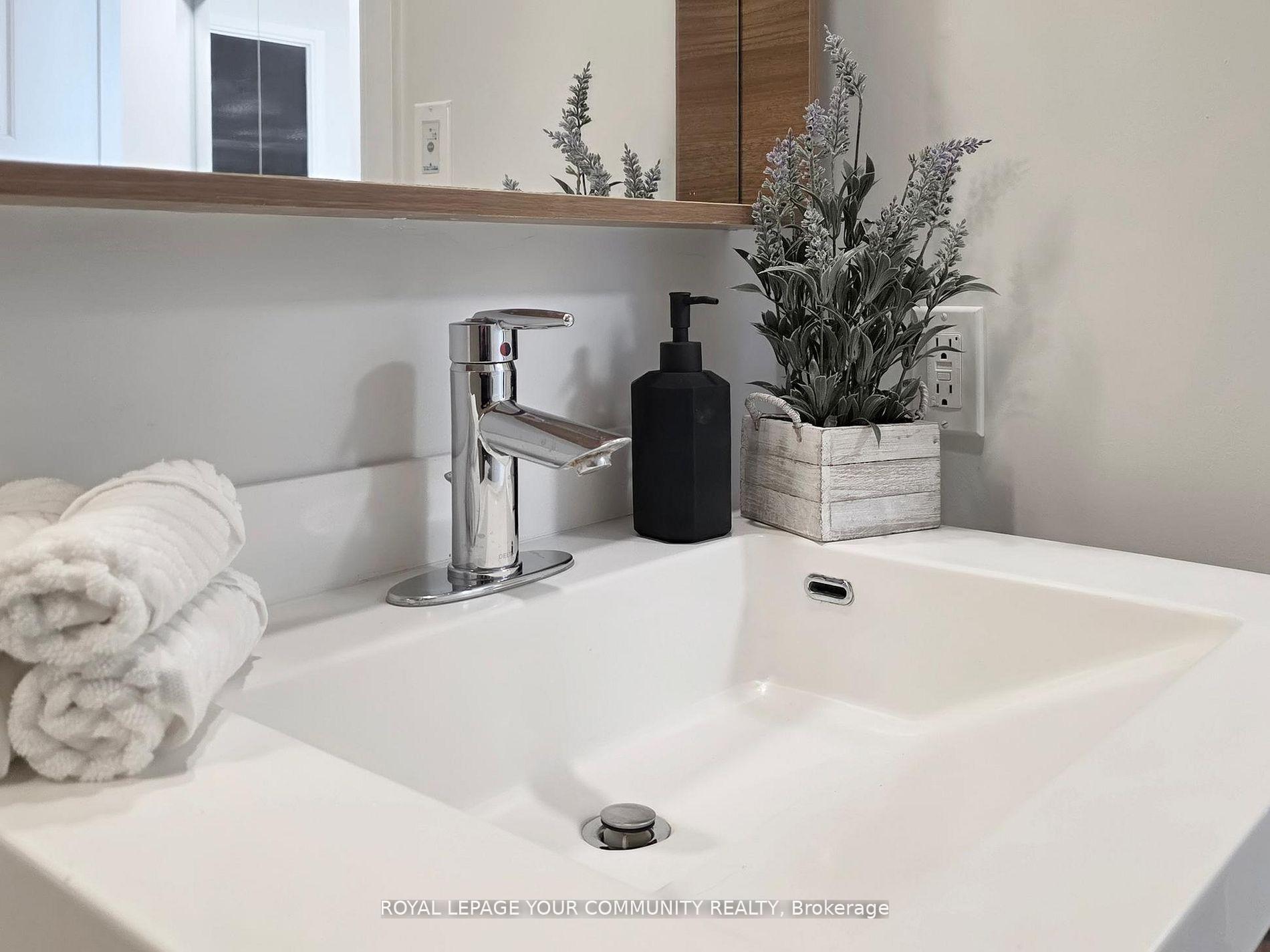 2 Bedrooms Condo at 15 Viking, Toronto For sale