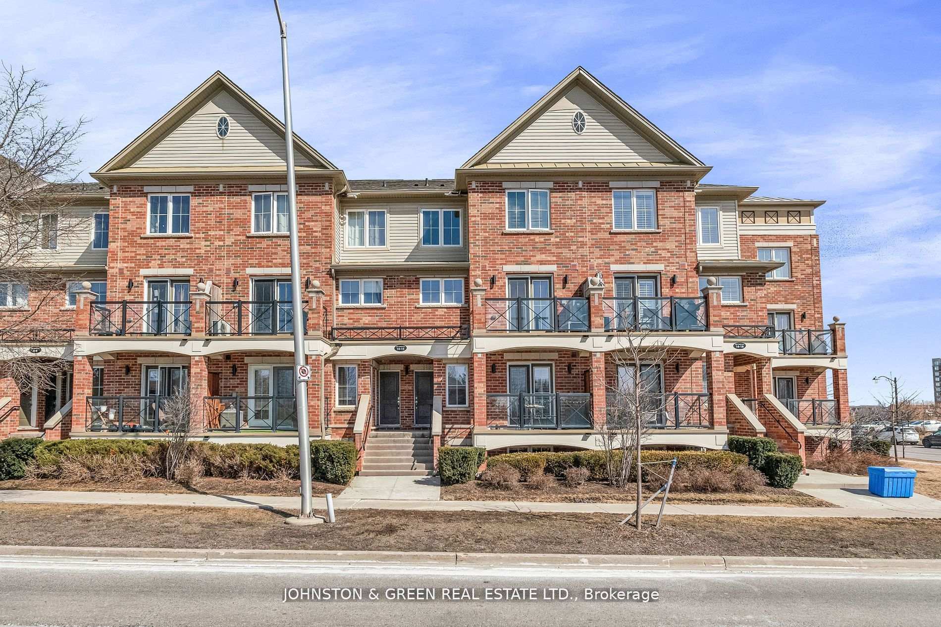 2 Bedrooms Condo at 2551 Sixth, Oakville For sale
