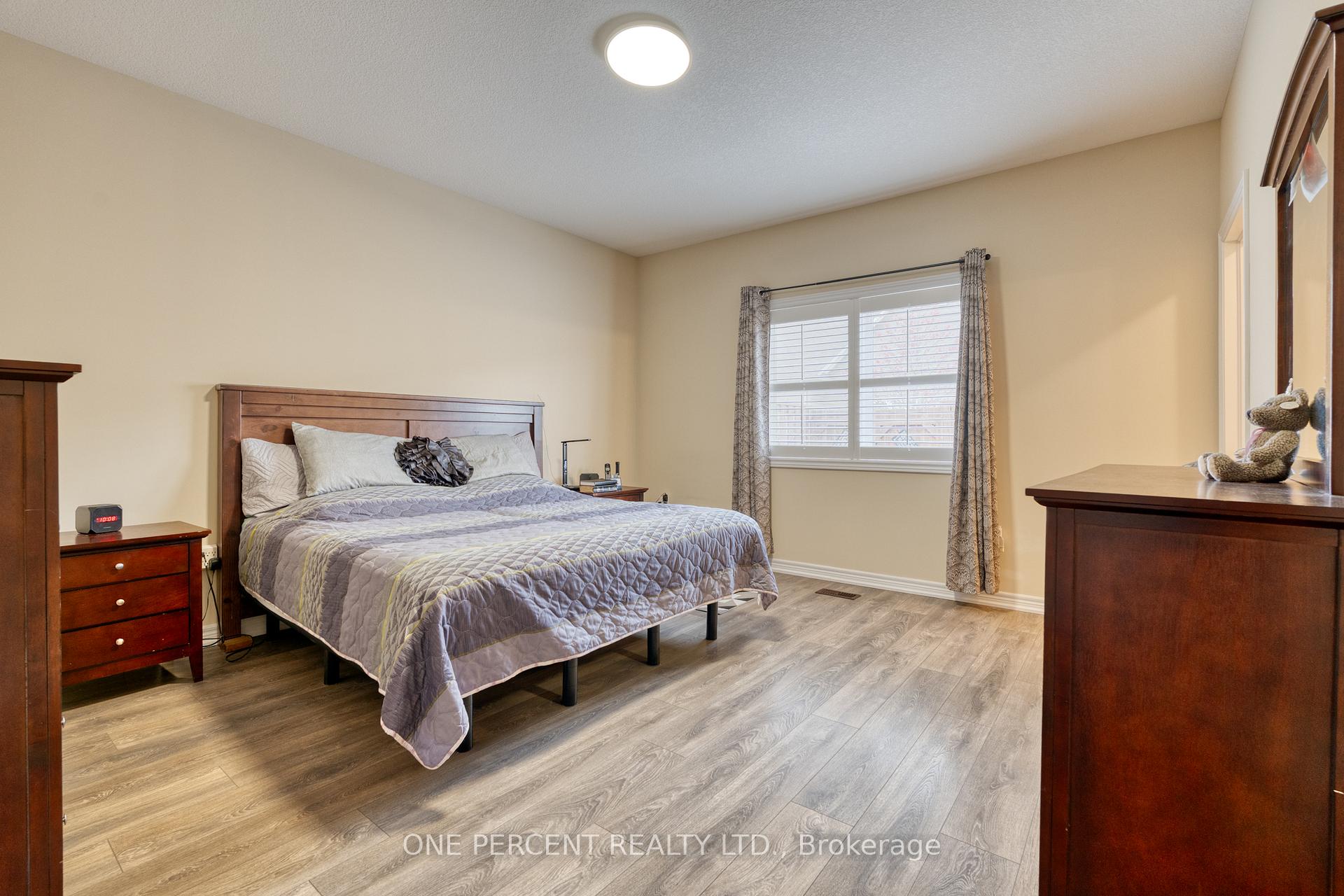 2 Bedrooms Condo at 21 Stickland, Hamilton For sale