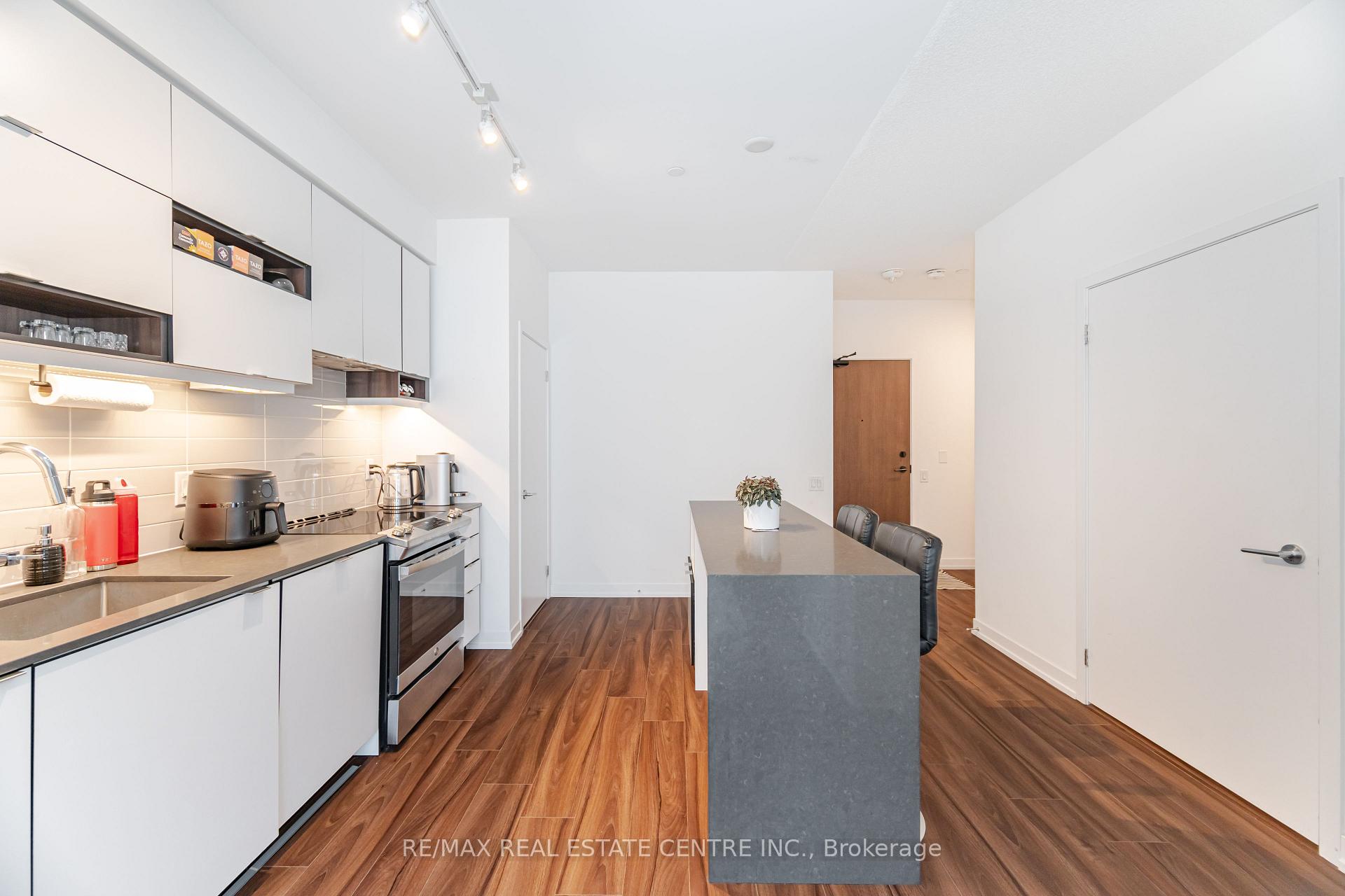 2 Bedrooms Condo at 4065 Confederation, Mississauga For sale