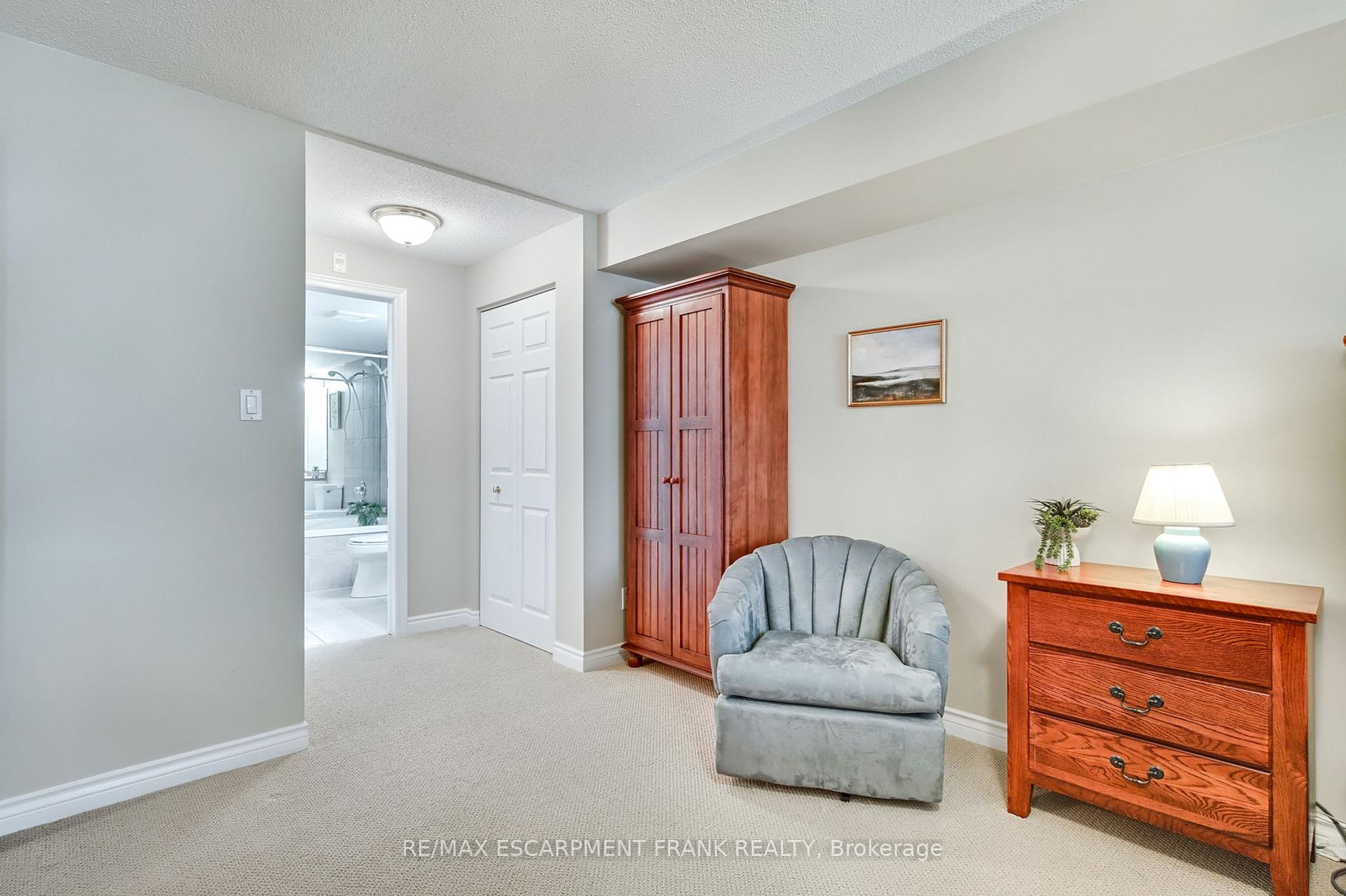 2 Bedrooms Condo at 970 Golf Links,  Hamilton For sale