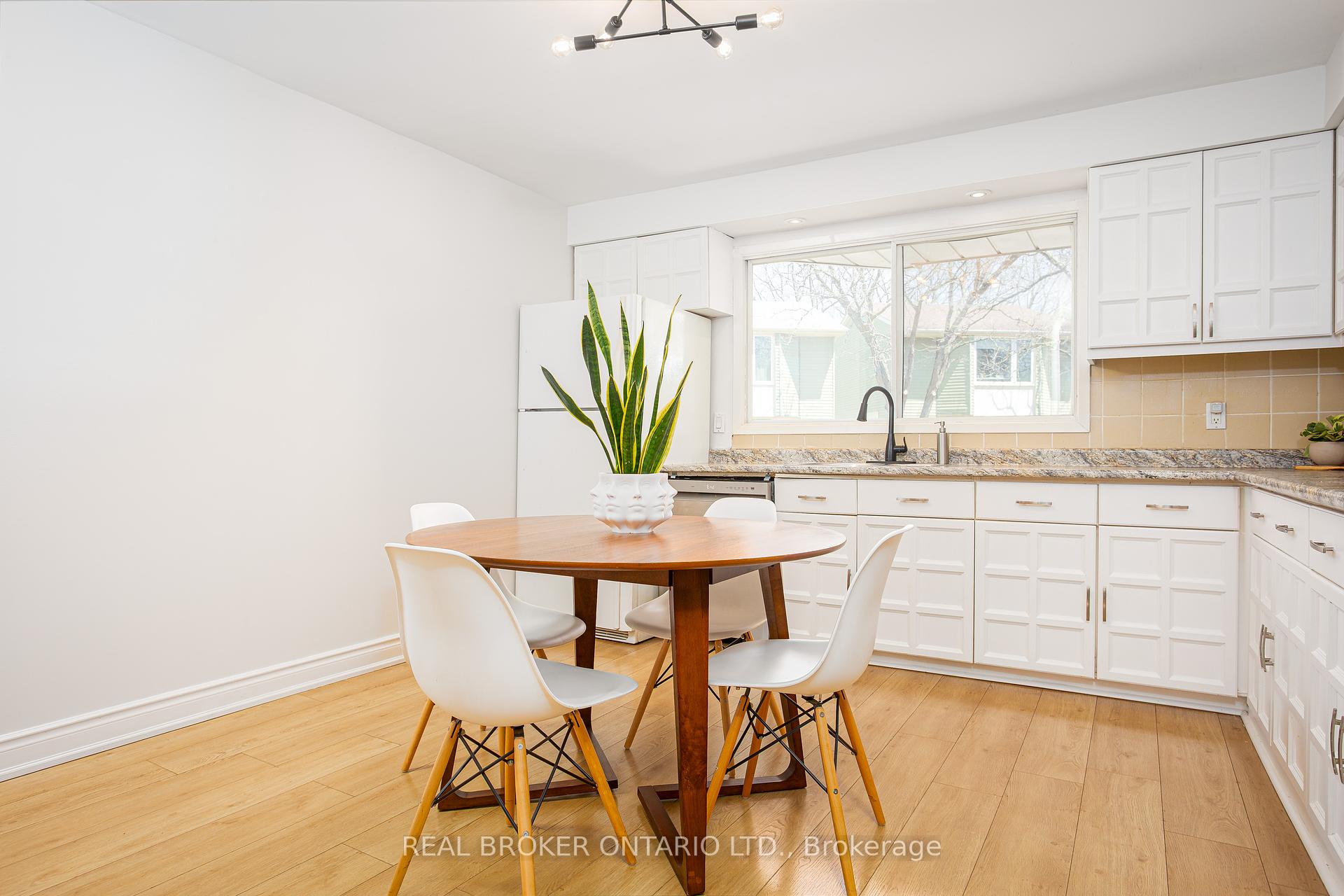 3 Bedrooms Semi-Detached at 1135 McCraney, Oakville For sale