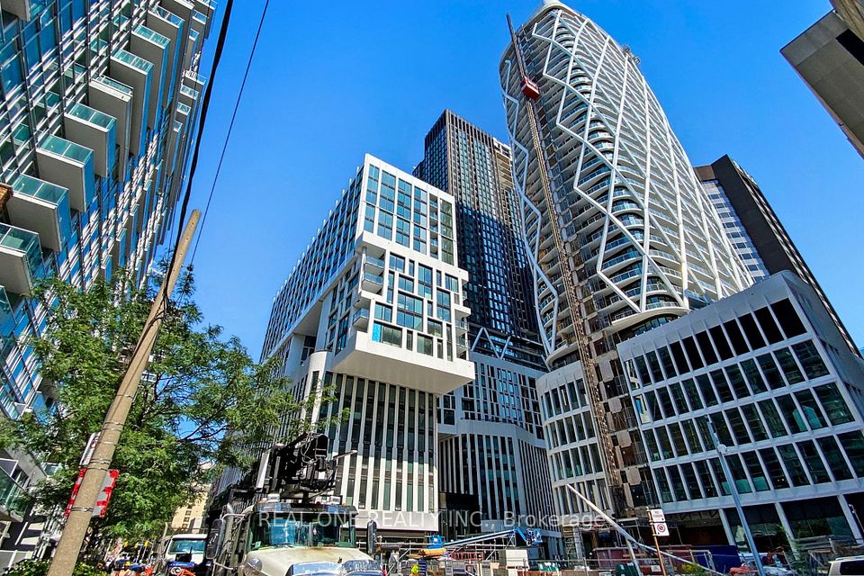 238 Simcoe