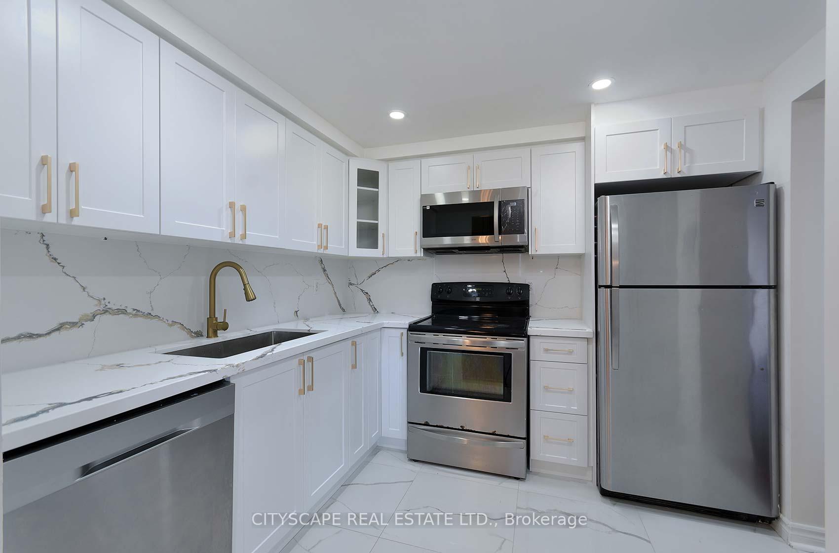 3 Bedrooms Condo at 135 Hillcrest, Mississauga For sale