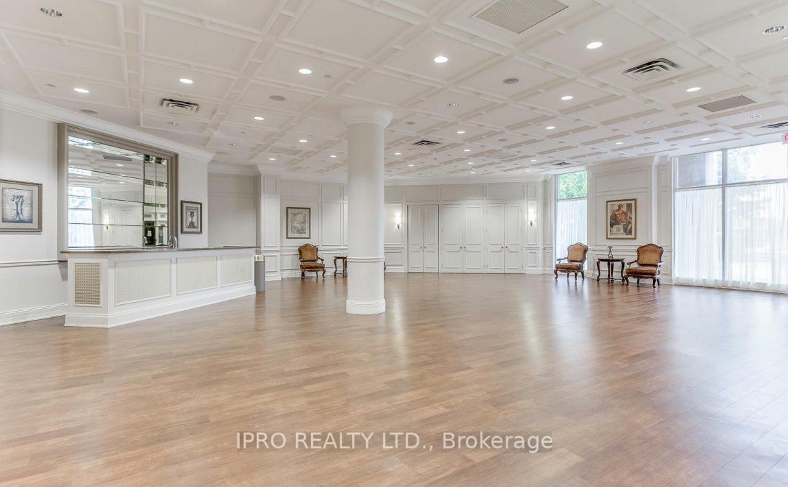 3 Bedrooms Condo at 25 Kingsbridge, Mississauga For sale