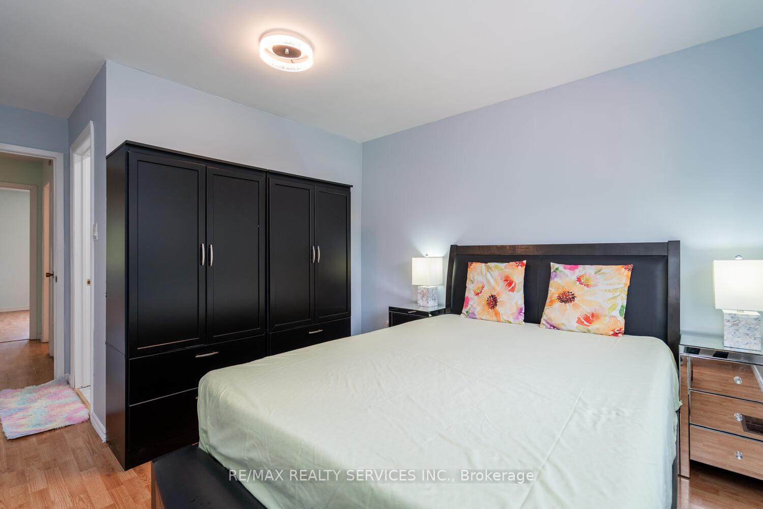 5 Bedrooms Condo at 2825 Gananoque, Mississauga For sale