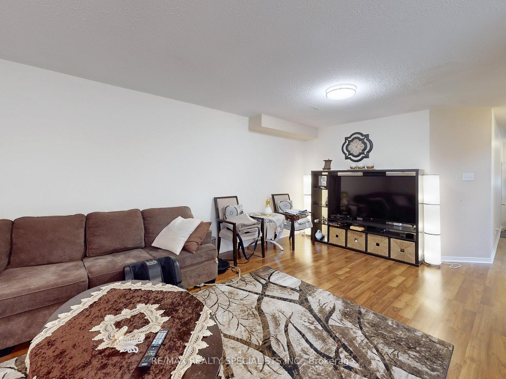 3 Bedrooms Condo at 5223 Fairford,  Mississauga For sale