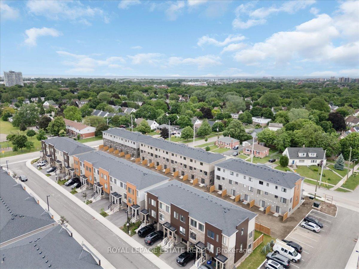 3 Bedrooms Condo at 39 Radison, Hamilton For sale