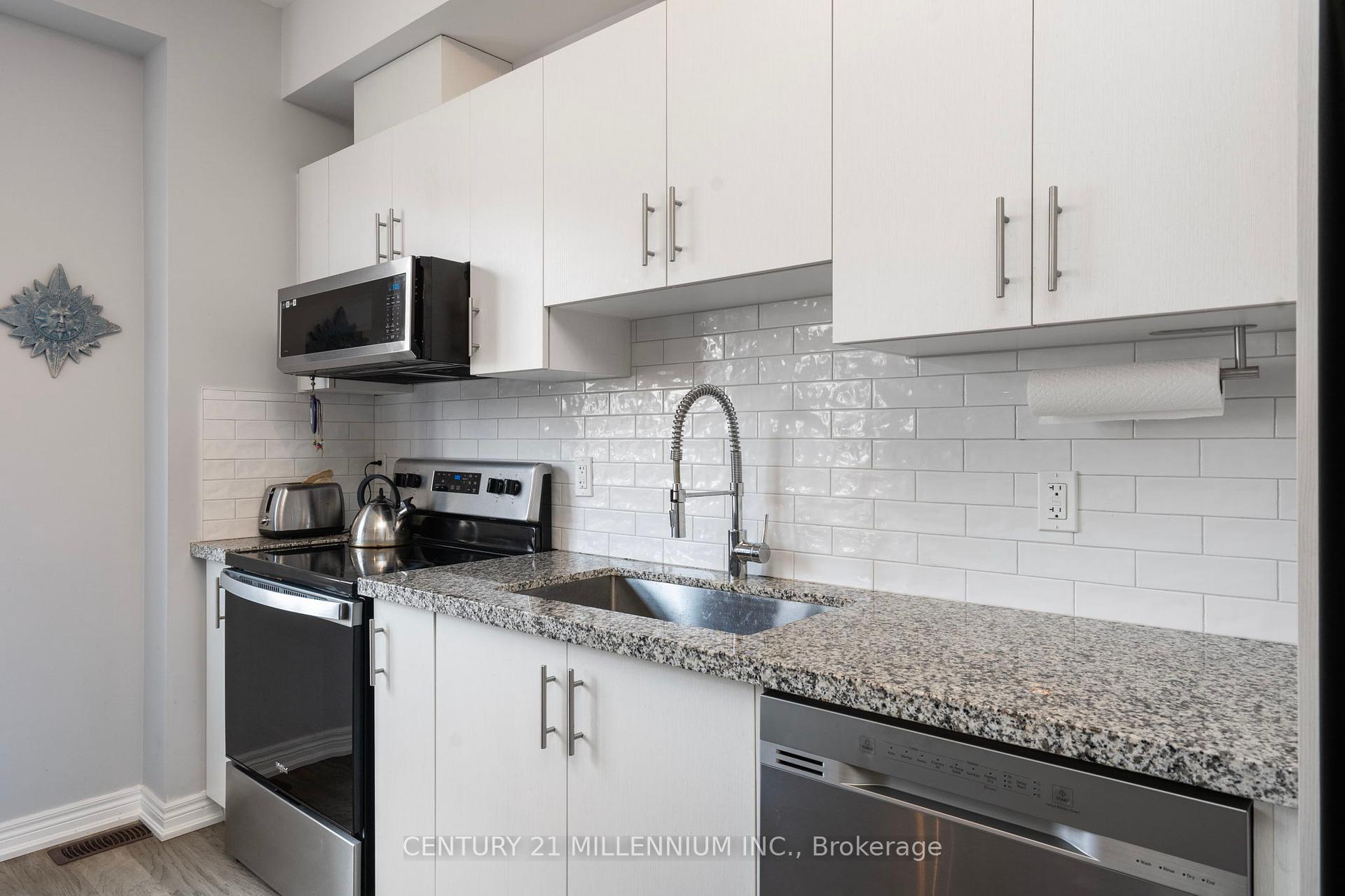 3 Bedrooms Condo at 19 Arietta, Hamilton For sale