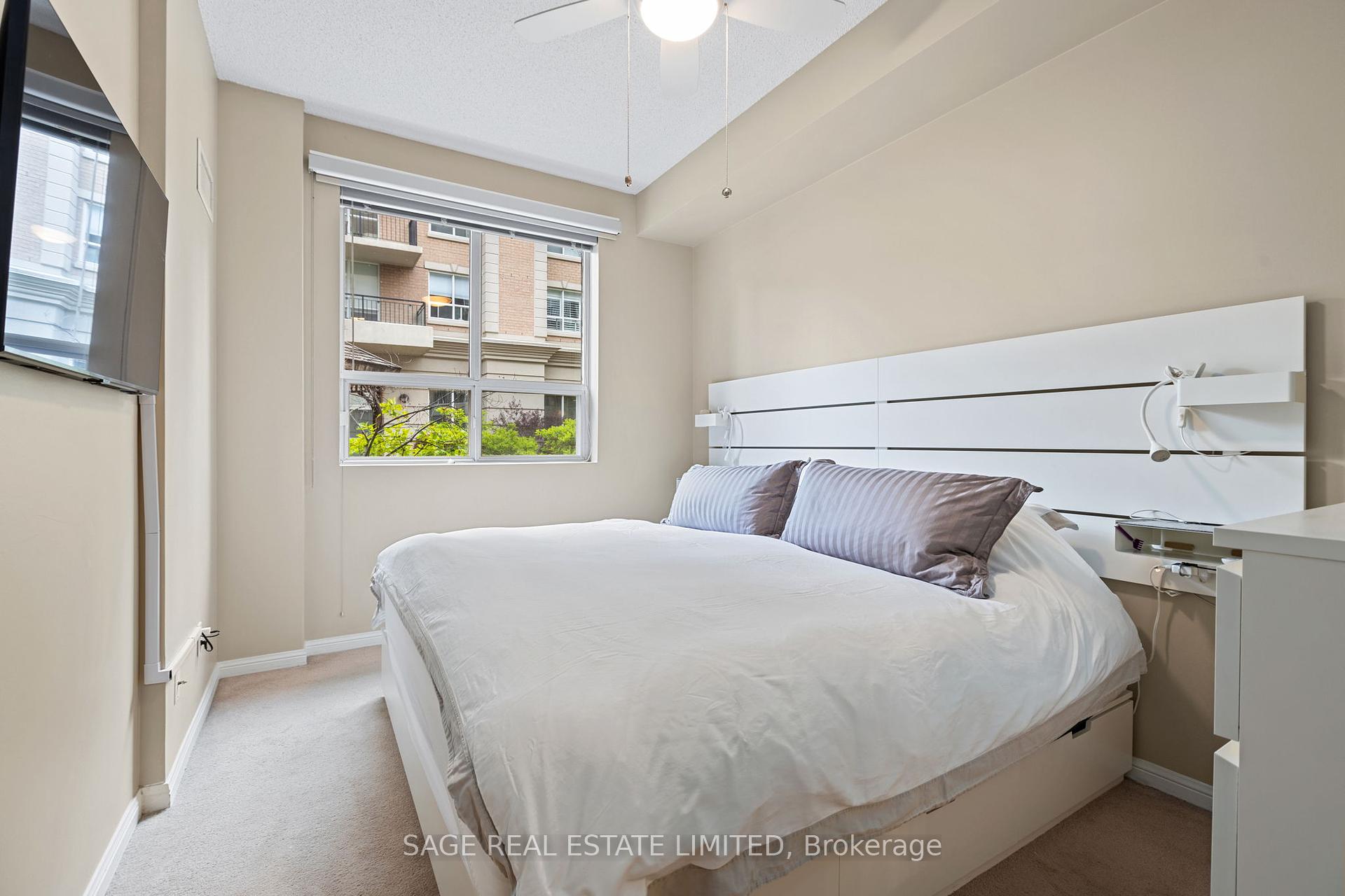 2 Bedrooms Condo at 55 Lorindale, Toronto For sale