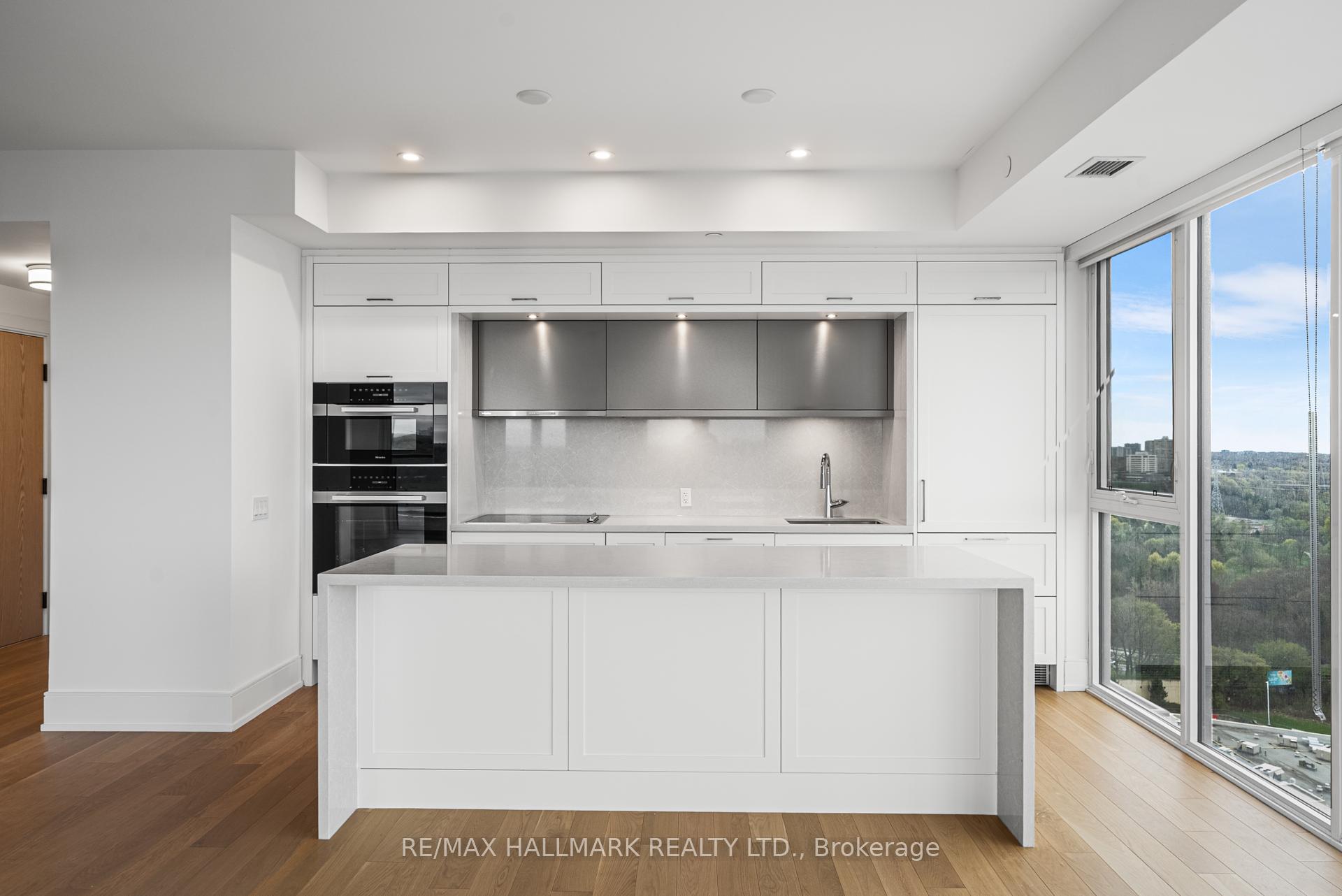 3 Bedrooms Condo at 10 Inn On The Park, Toronto For sale