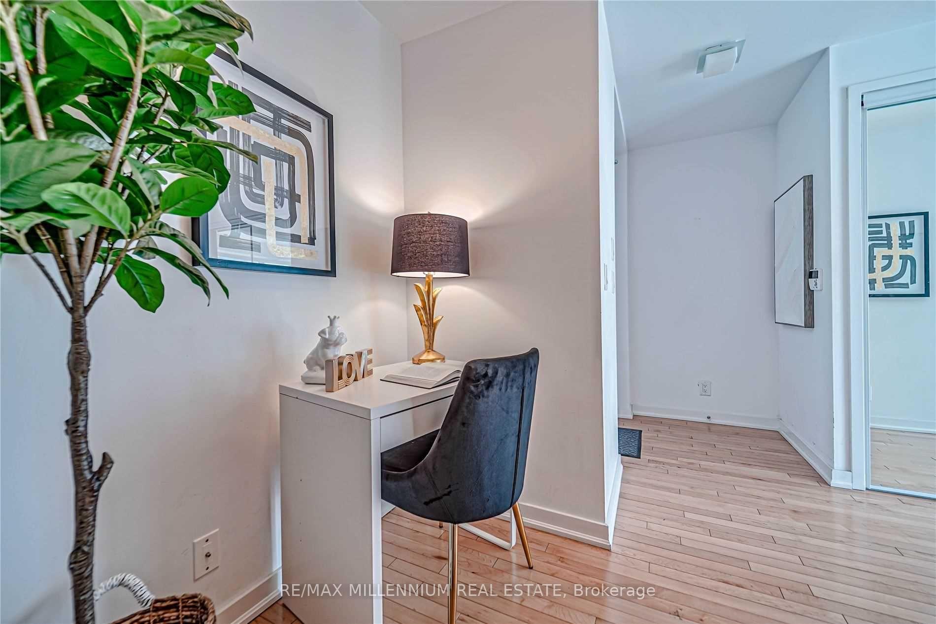 2 Bedrooms Condo at 14 York, Toronto For sale