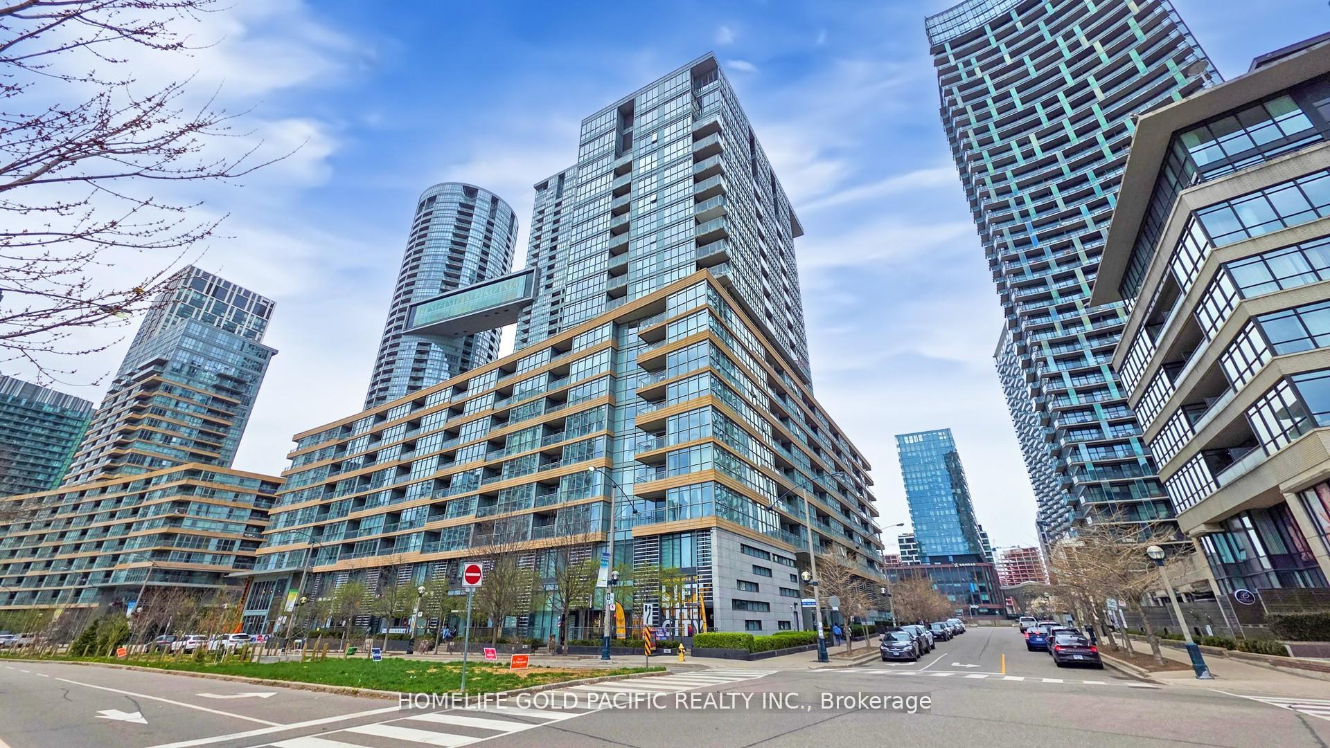 3 Bedrooms Condo at 10 Capreol, Toronto For sale