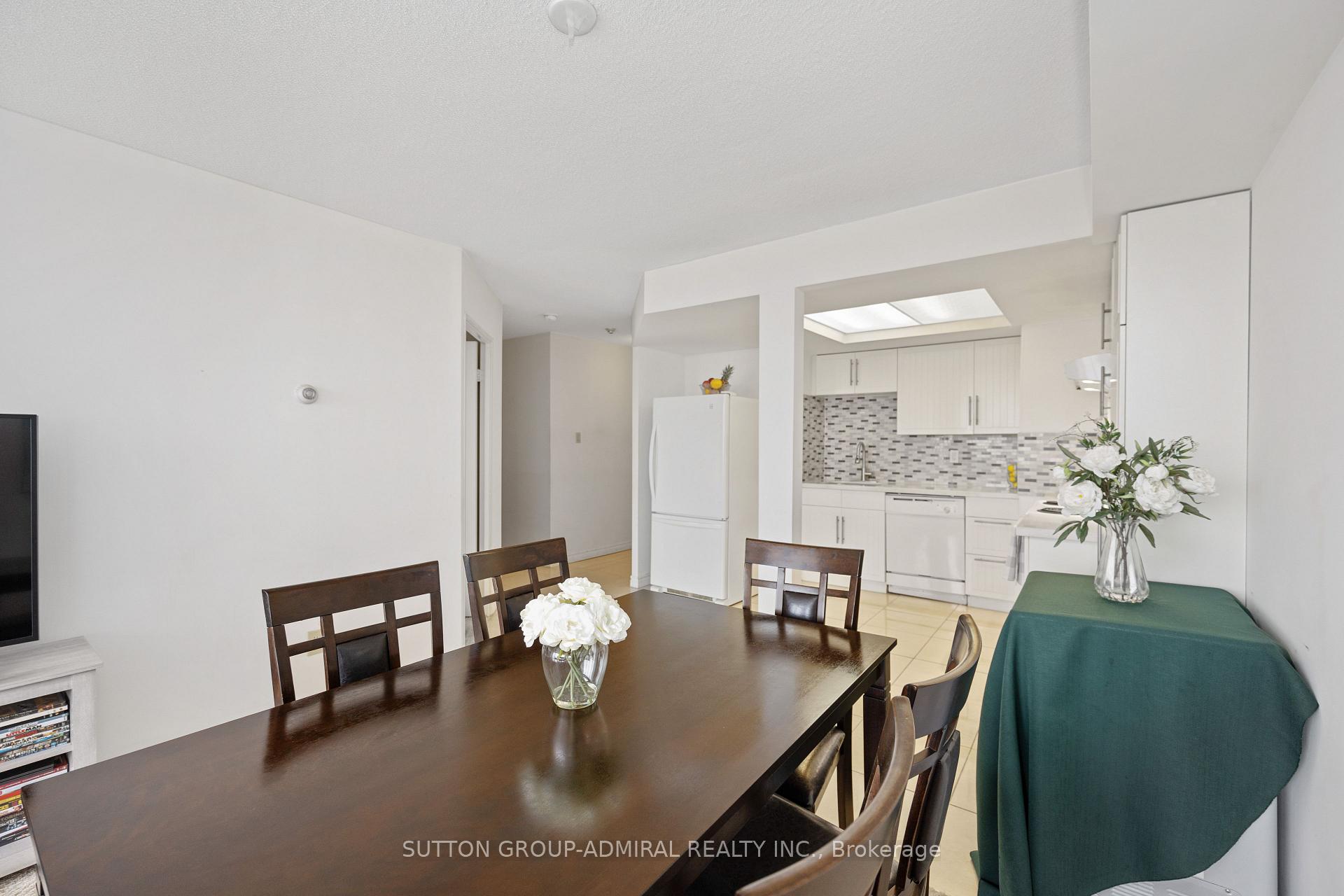 3 Bedrooms Condo at 4460 Tucana, Mississauga For sale