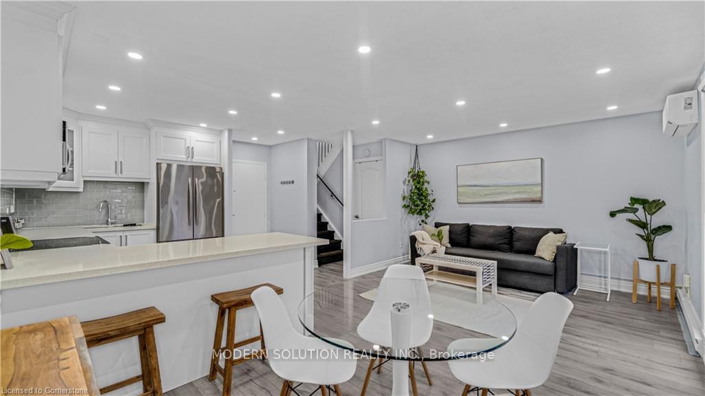 4 Bedrooms Condo at 1016 Falgarwood, Oakville For sale