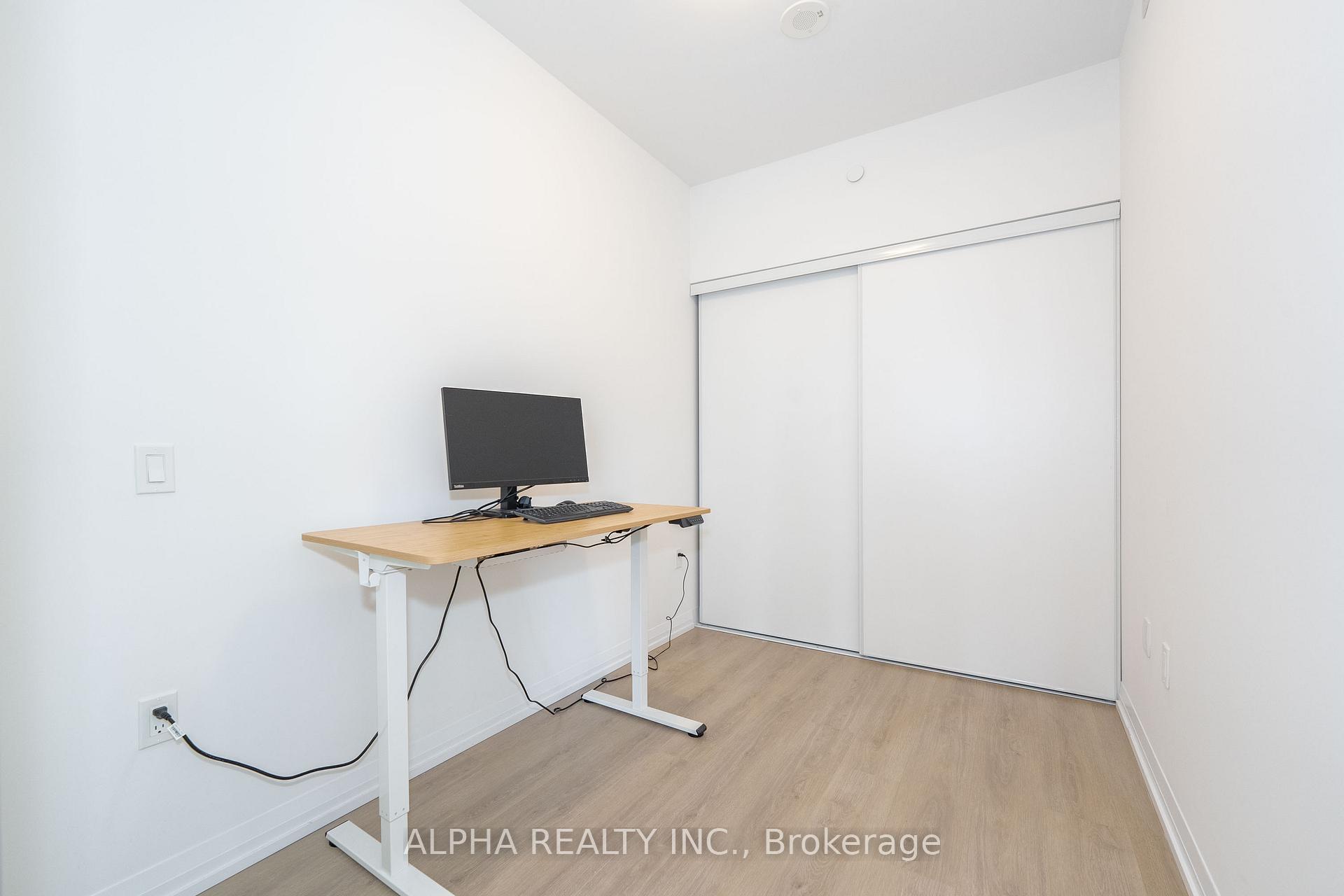 3 Bedrooms Condo at 50 Dunfield,  Toronto For sale