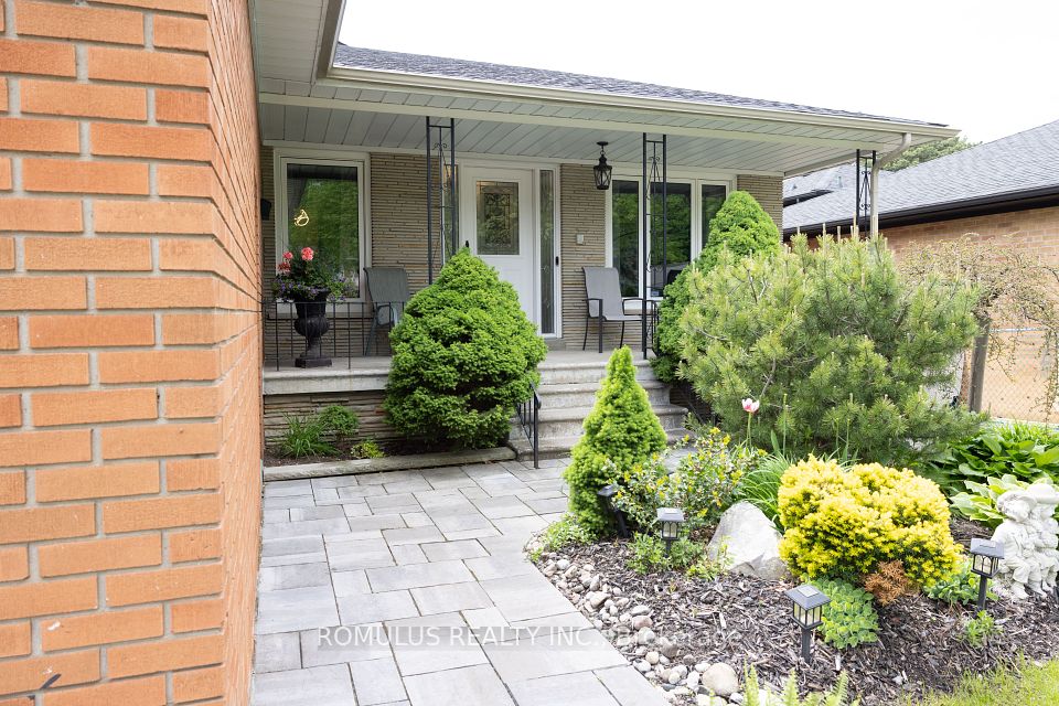 28 Eldorado Court, Toronto, ON M3J 1X1