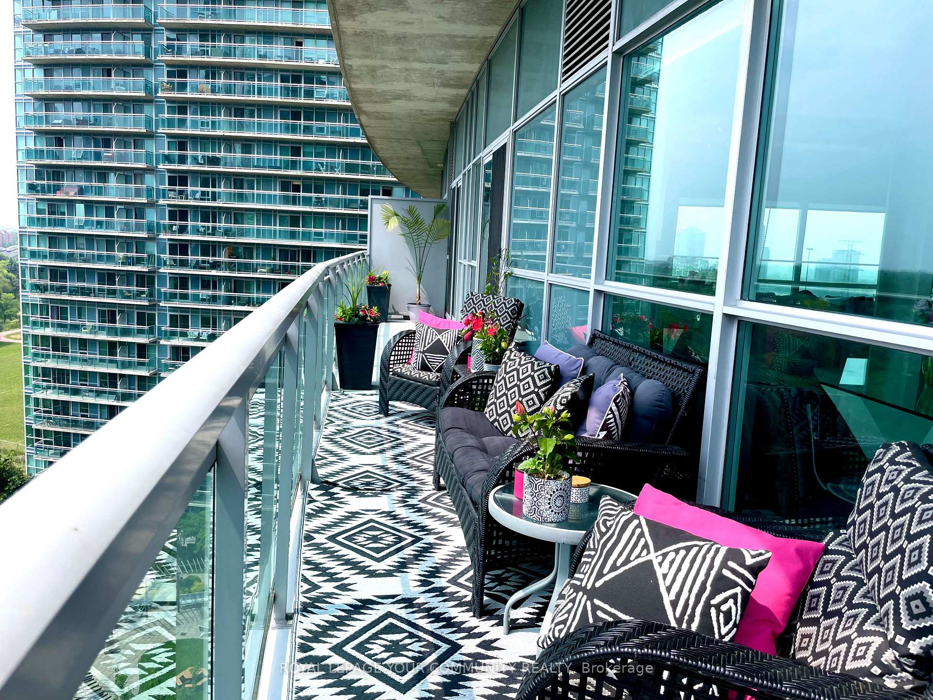 2 Bedrooms Condo at 165 Legion, Toronto For sale