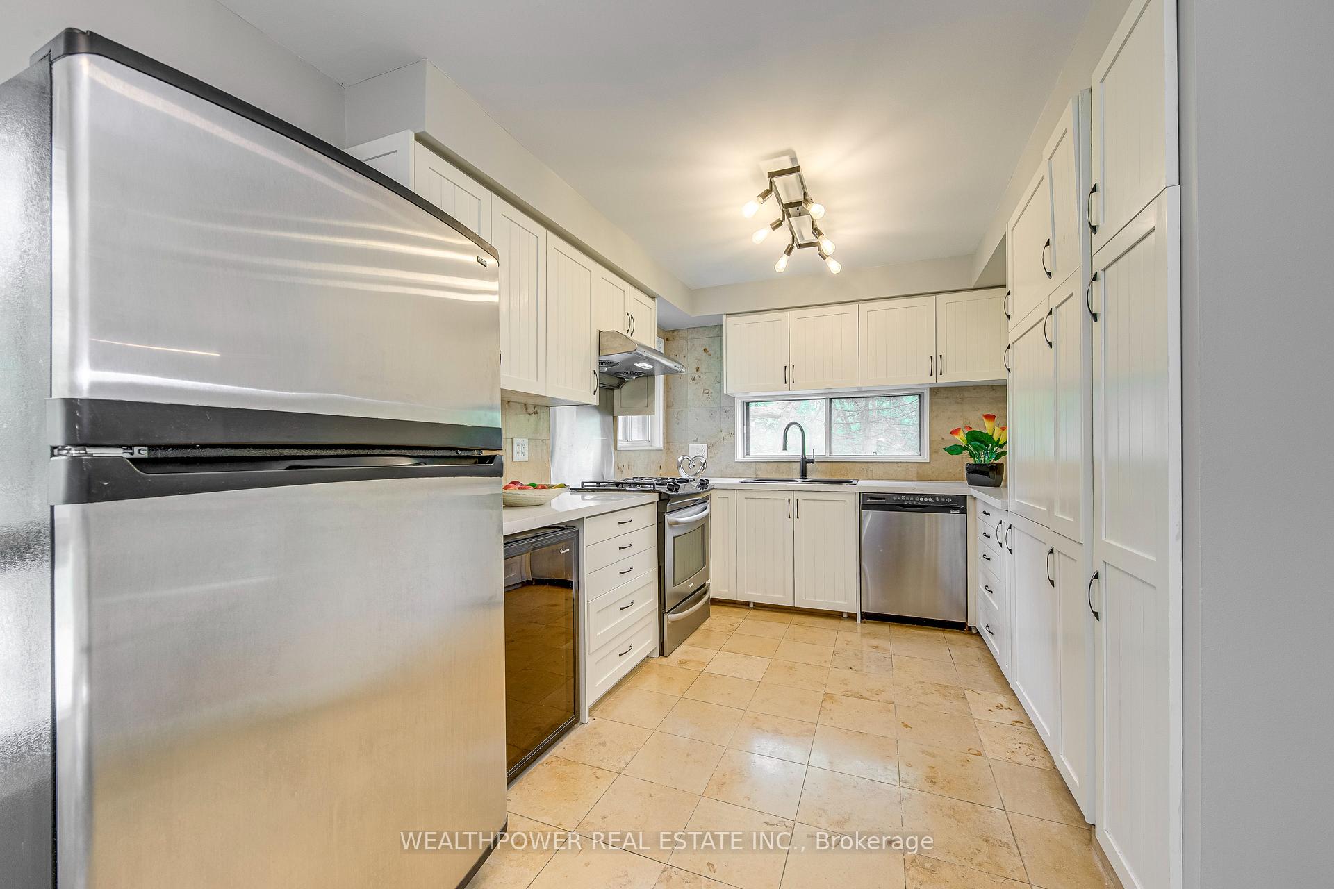 3 Bedrooms Condo at 1250 Marlborough, Oakville For sale