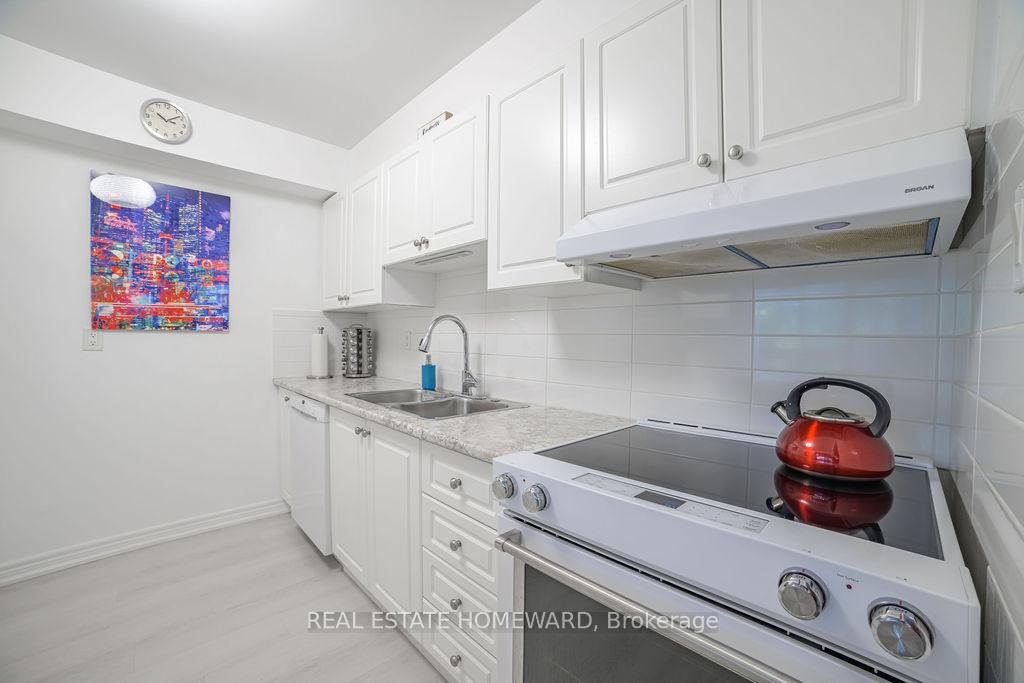 3 Bedrooms Condo at 20 Fashion Roseway, Toronto For sale