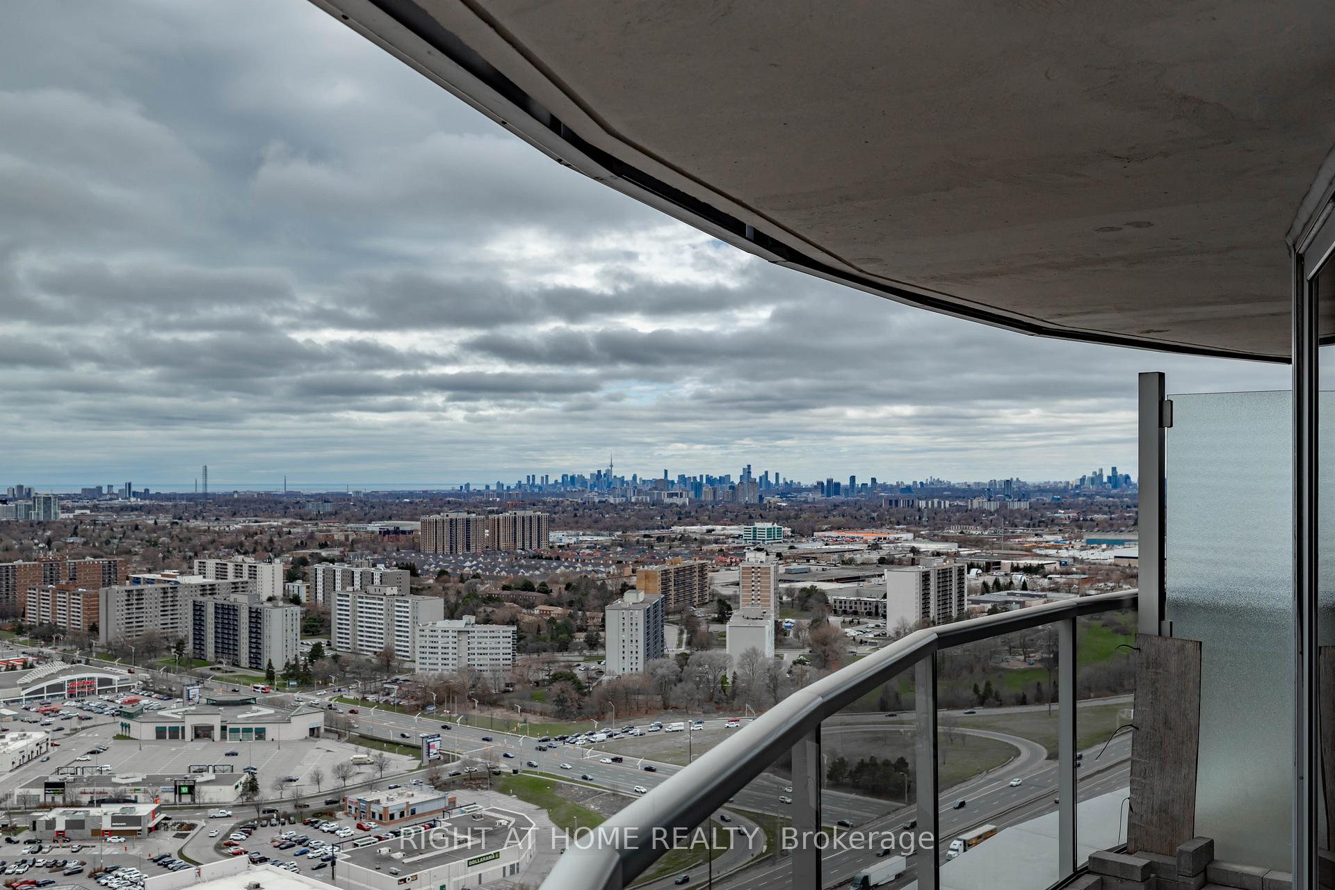 3 Bedrooms Condo at 125 Village Green,  Toronto For sale