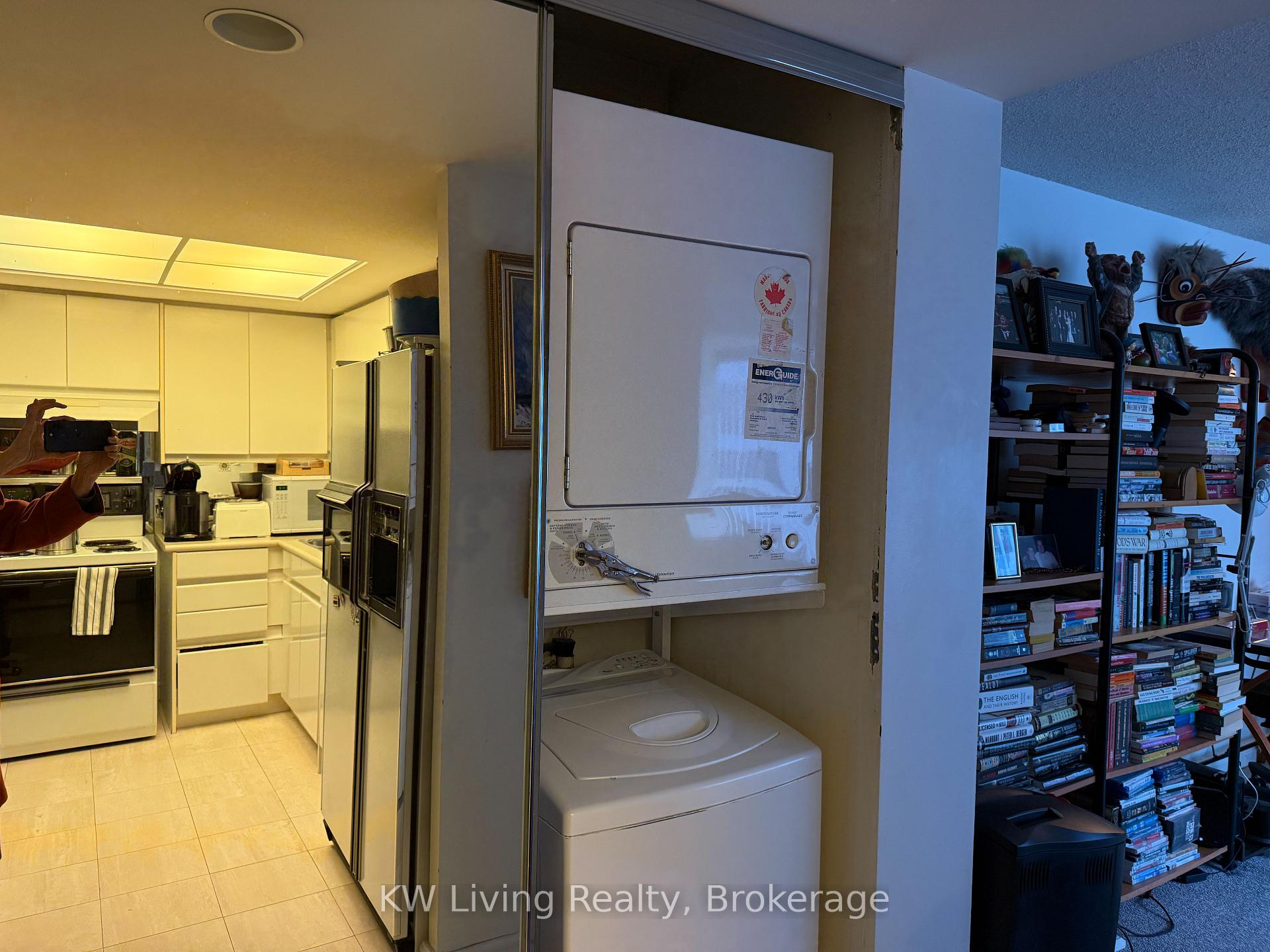 2 Bedrooms Condo at 33 University,  Toronto For sale