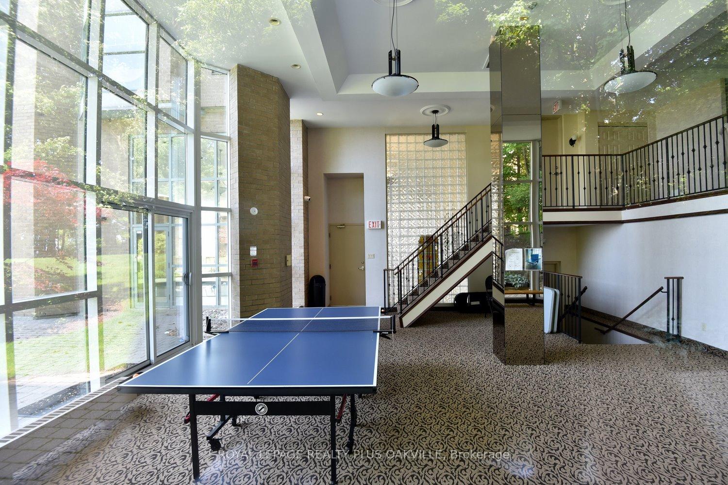 2 Bedrooms Condo at 2190 Lakeshore, Burlington For sale