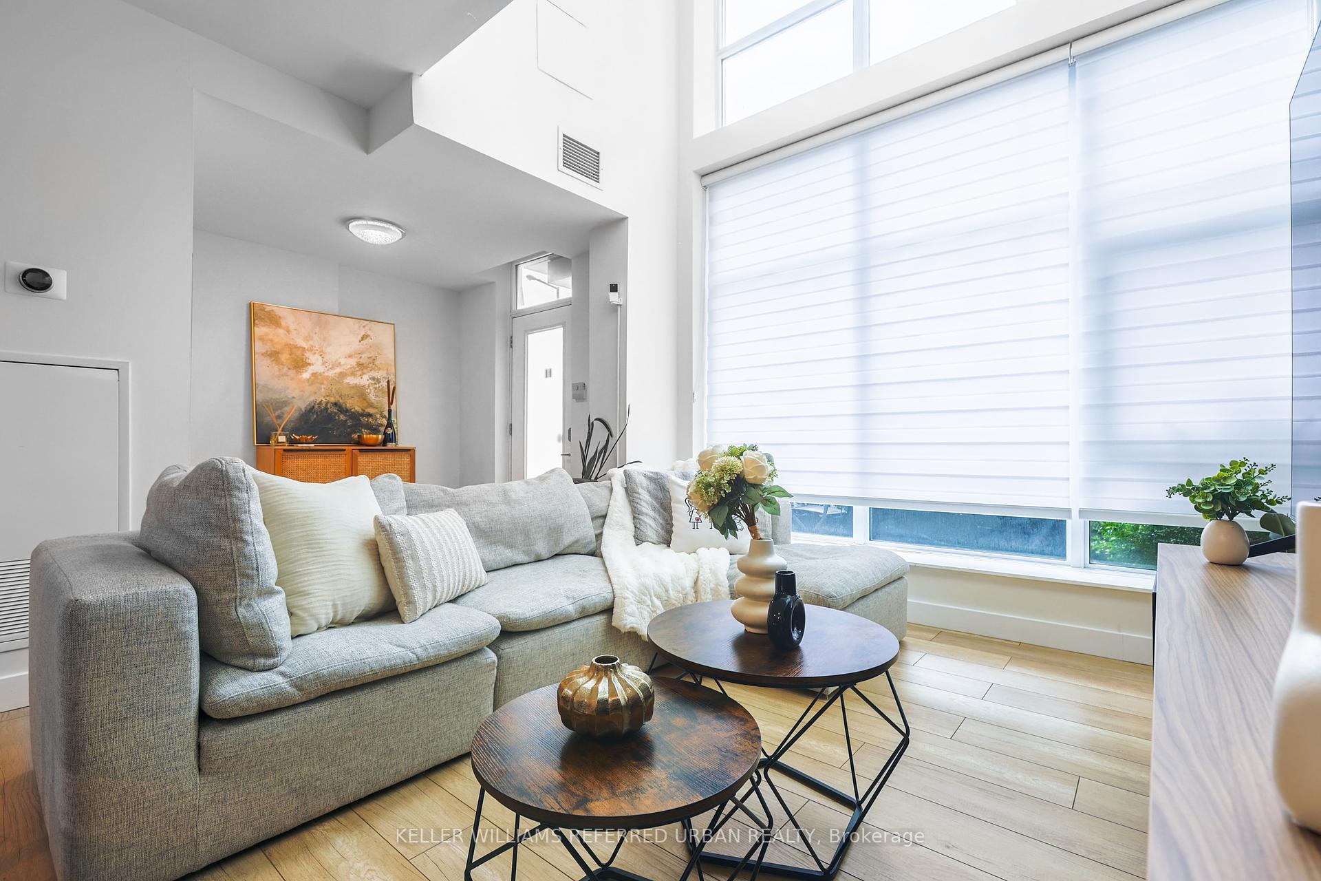 2 Bedrooms Condo at 19 Town Centre, Toronto For sale