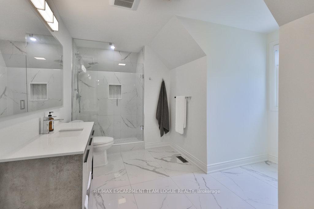 4 Bedrooms Condo at 4211 Millcroft Park, Burlington For sale