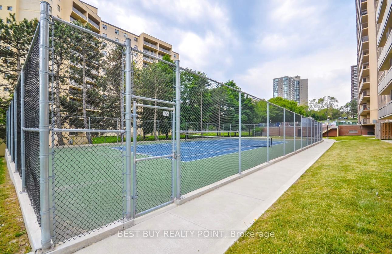 3 Bedrooms Condo at 15 La Rose, Toronto For sale