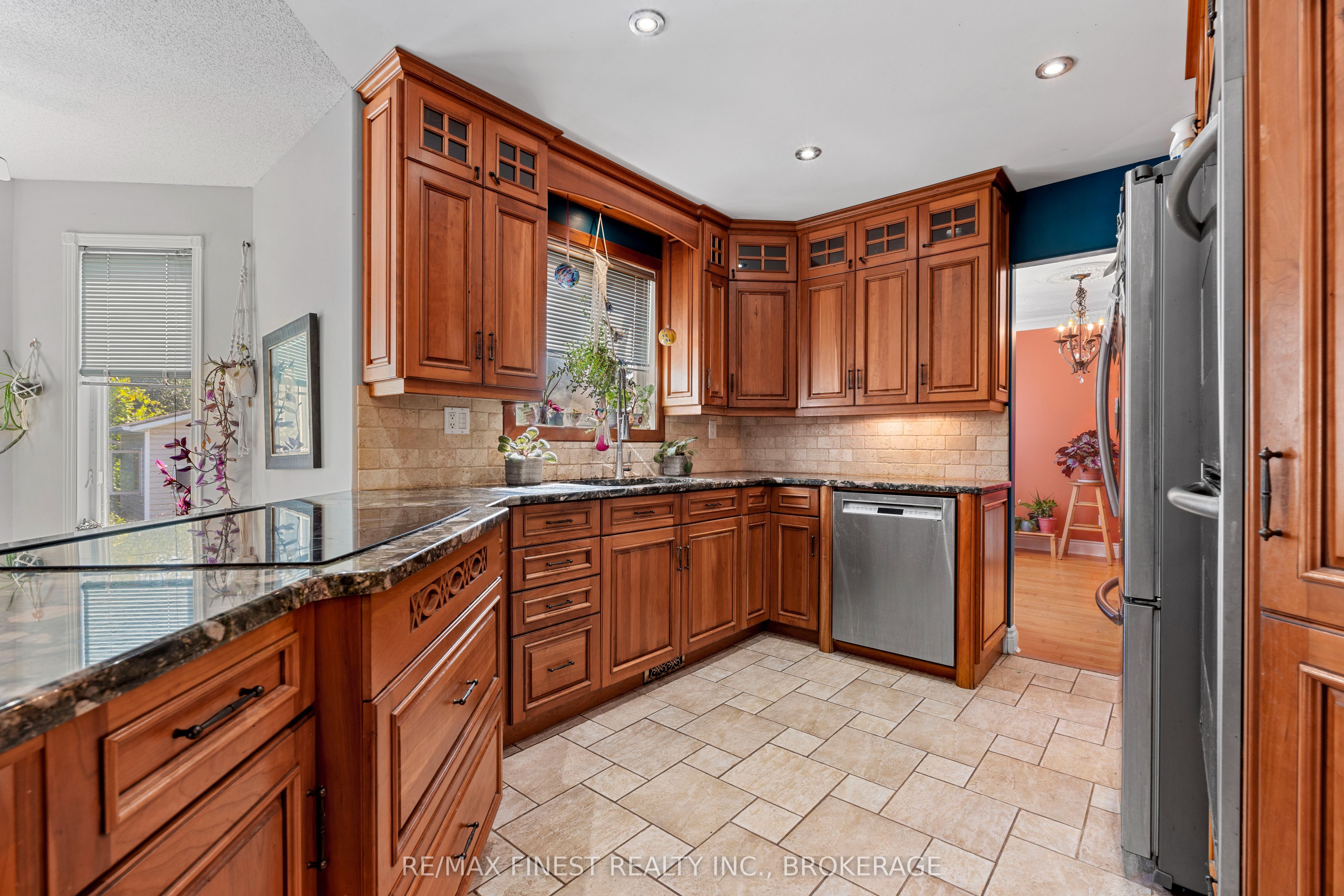 688 PARKSIDE Crescent