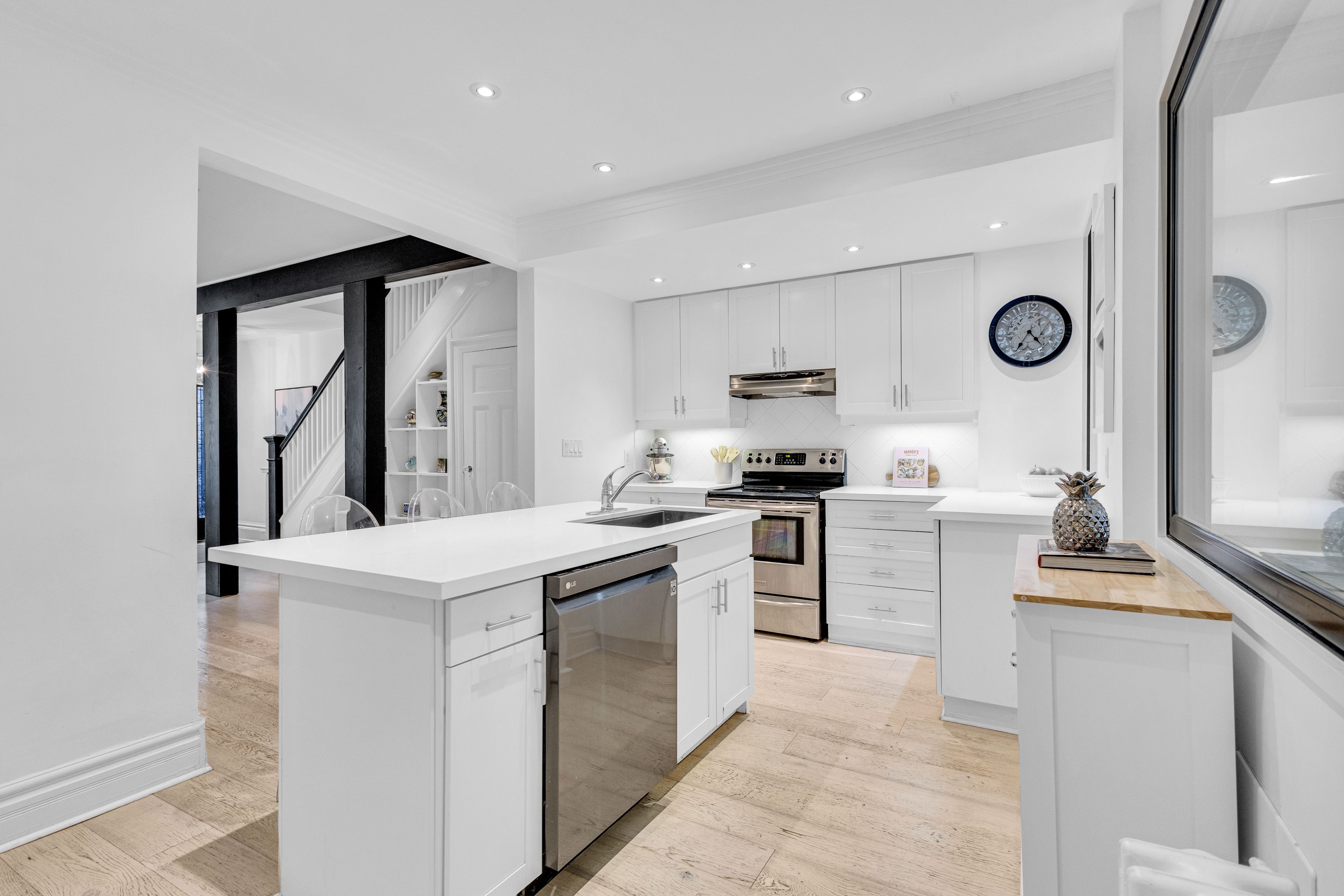 812 Duplex Avenue