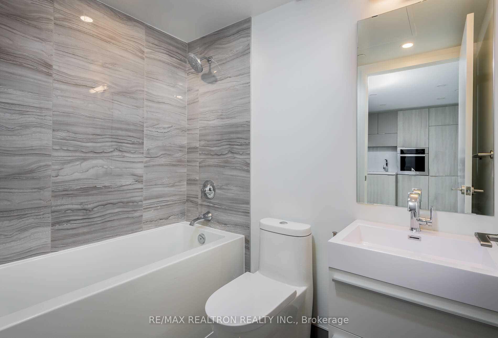 2 Bedrooms Condo at 39 Roehampton, Toronto For sale