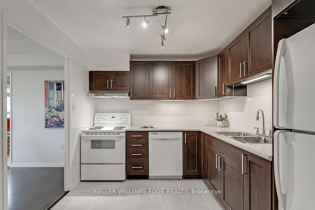 3 Bedrooms Condo at 475 The West Mall,  Toronto For sale