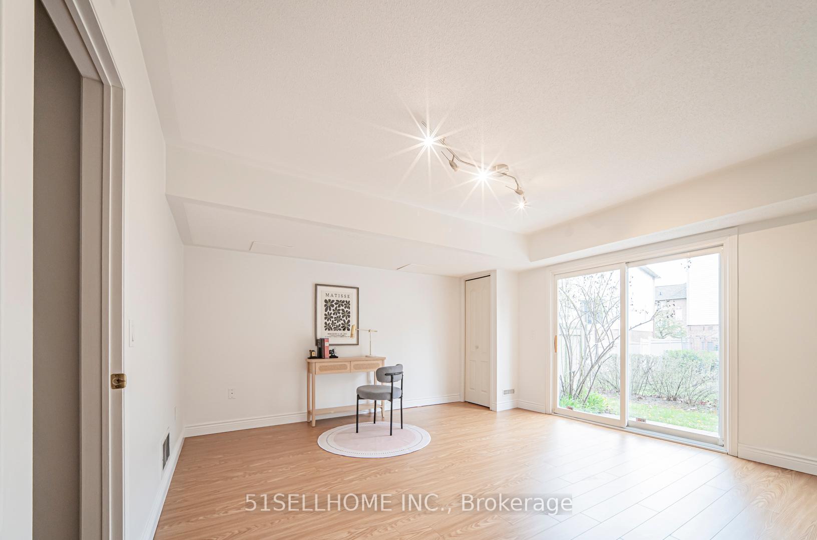4 Bedrooms Condo at 858 Scollard,  Mississauga For sale