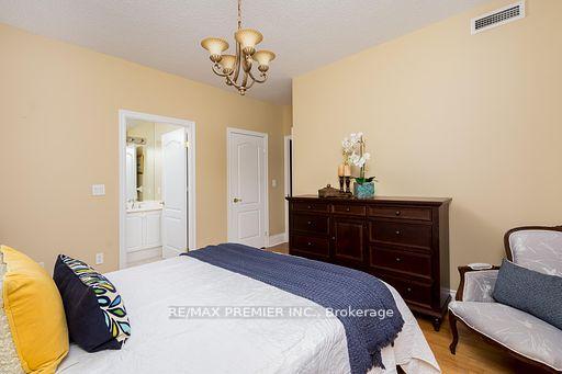 2 Bedrooms Condo at 53 Woodbridge, Vaughan For sale