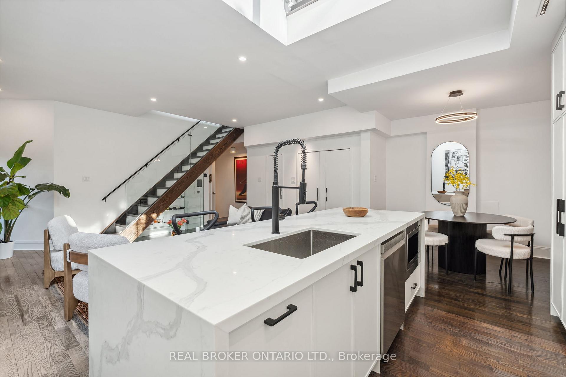 2 Bedrooms Condo at 300 Avenue, Toronto For sale