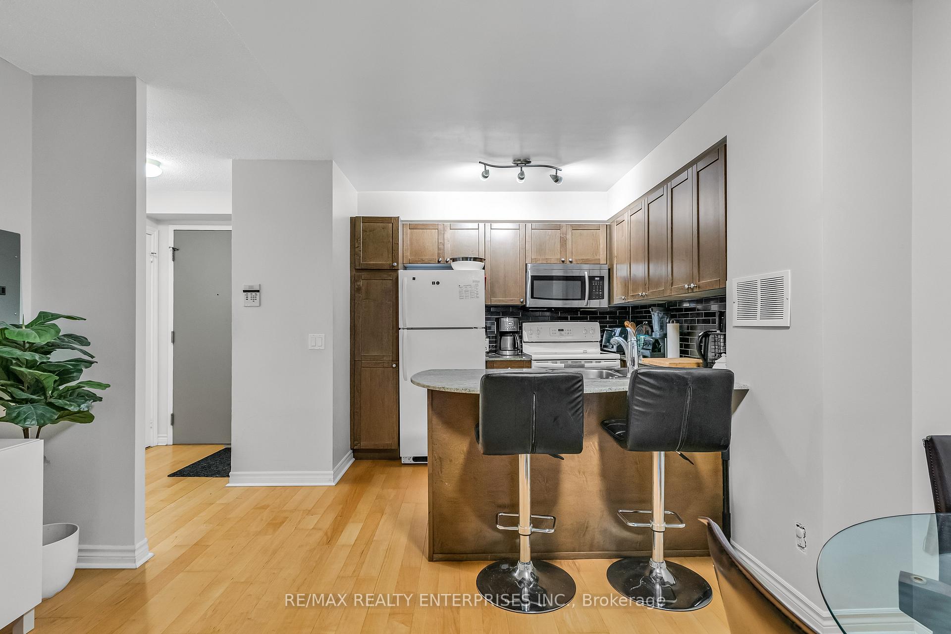 2 Bedrooms Condo at 763 Bay, Toronto For sale