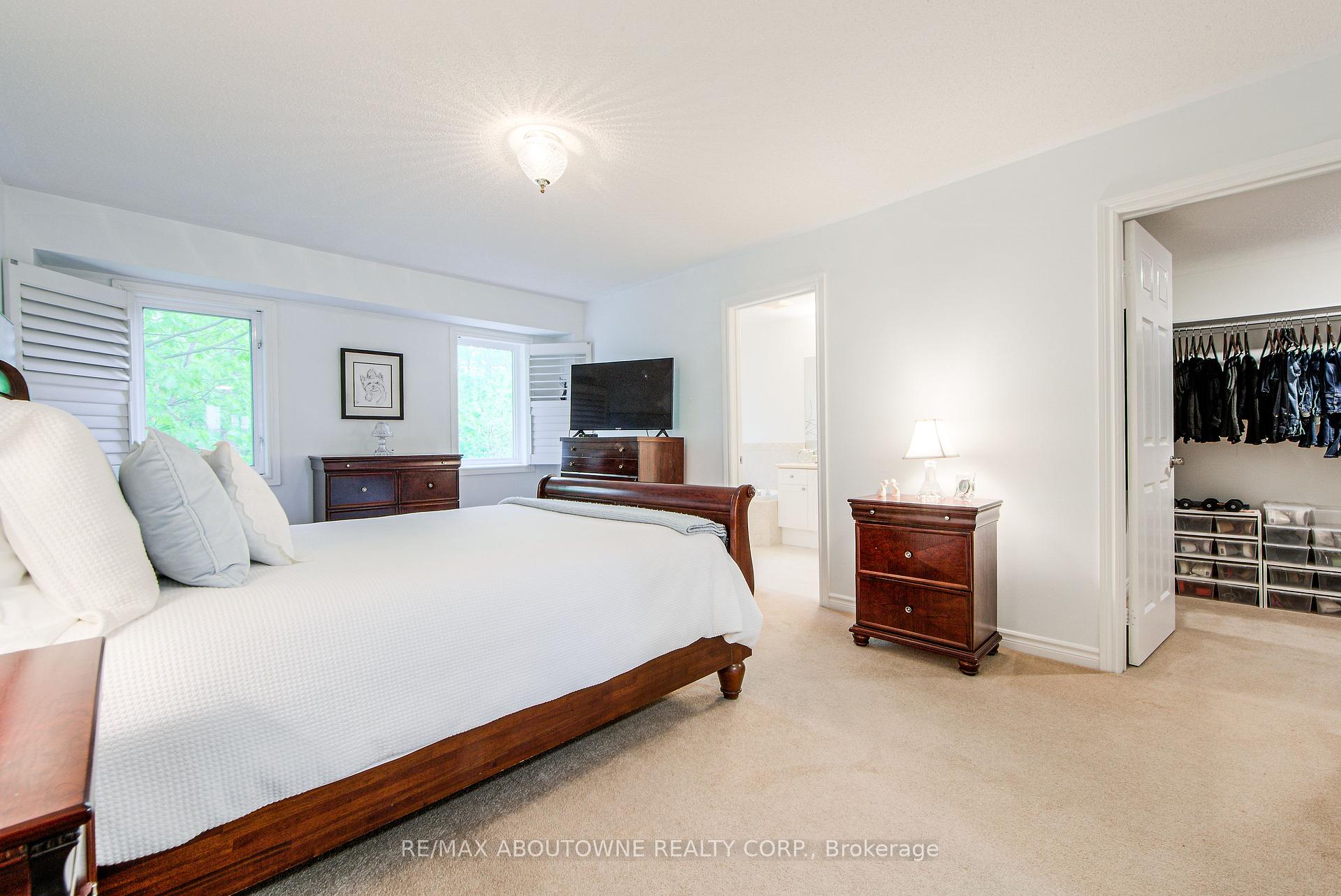 4 Bedrooms Condo at 300 Ravineview, Oakville For sale