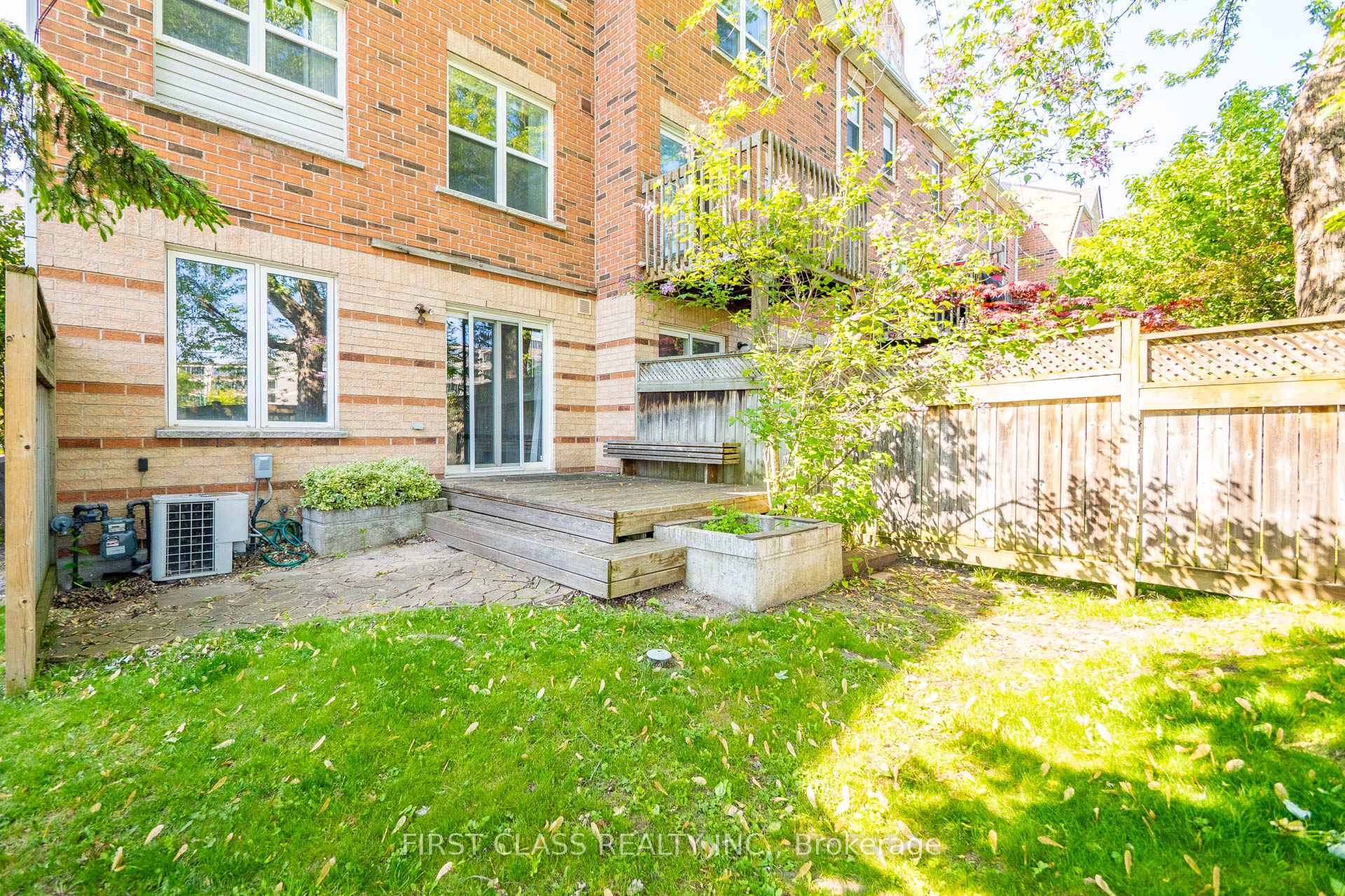 4 Bedrooms Condo at 10A Leaside Park, Toronto For sale