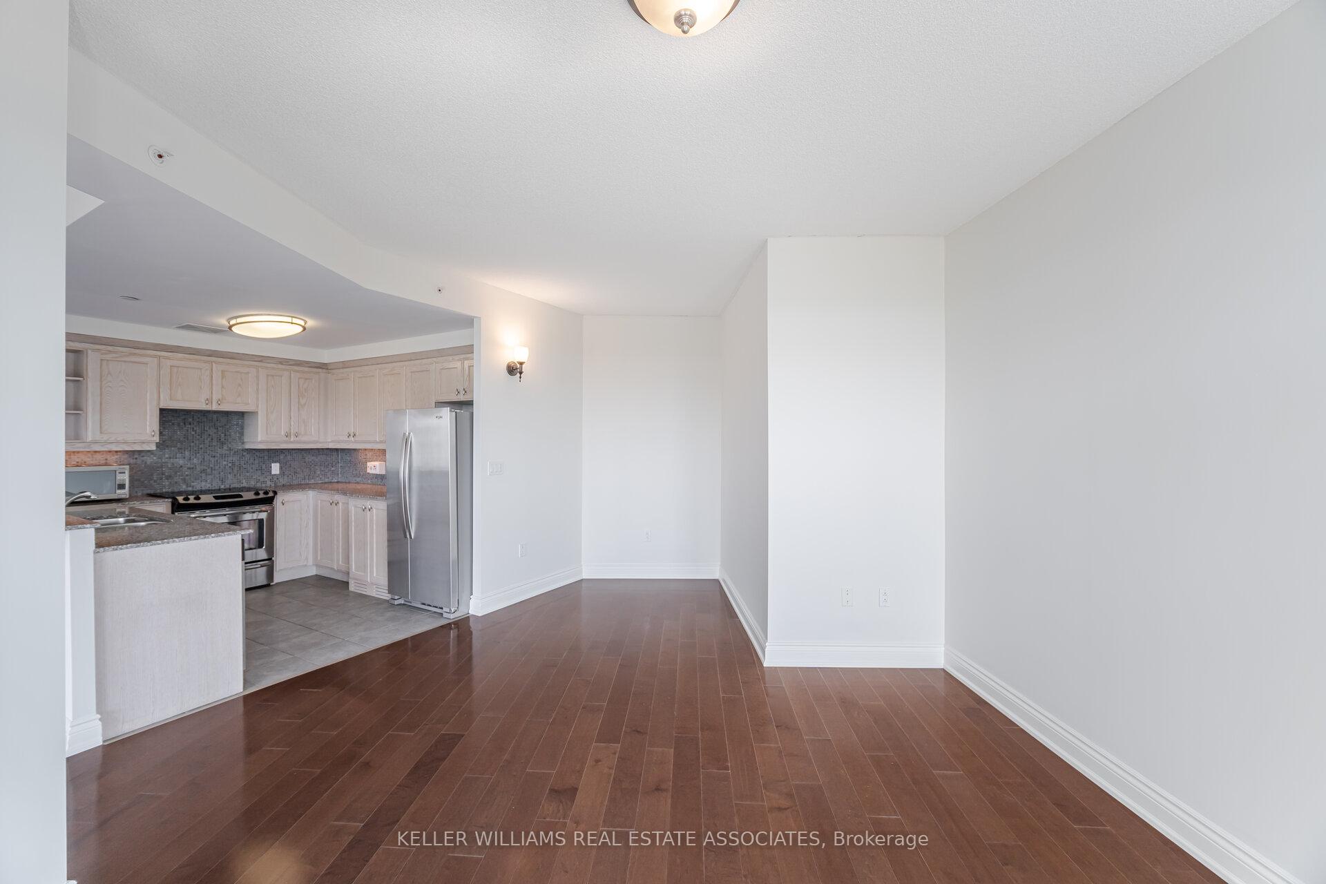 2 Bedrooms Condo at 1665 The Collegeway, Mississauga For sale