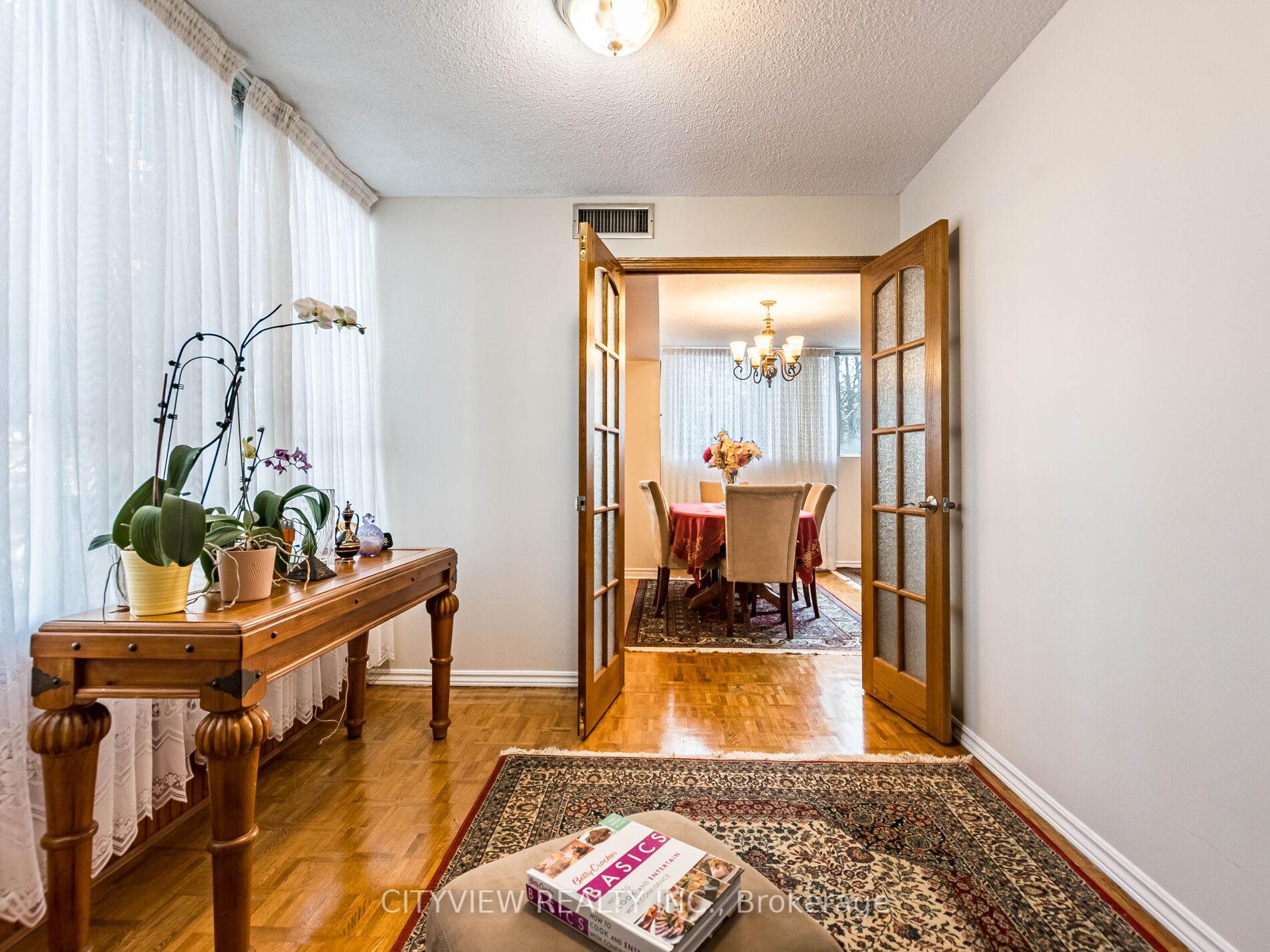 3 Bedrooms Condo at 3700 Kaneff, Mississauga For sale