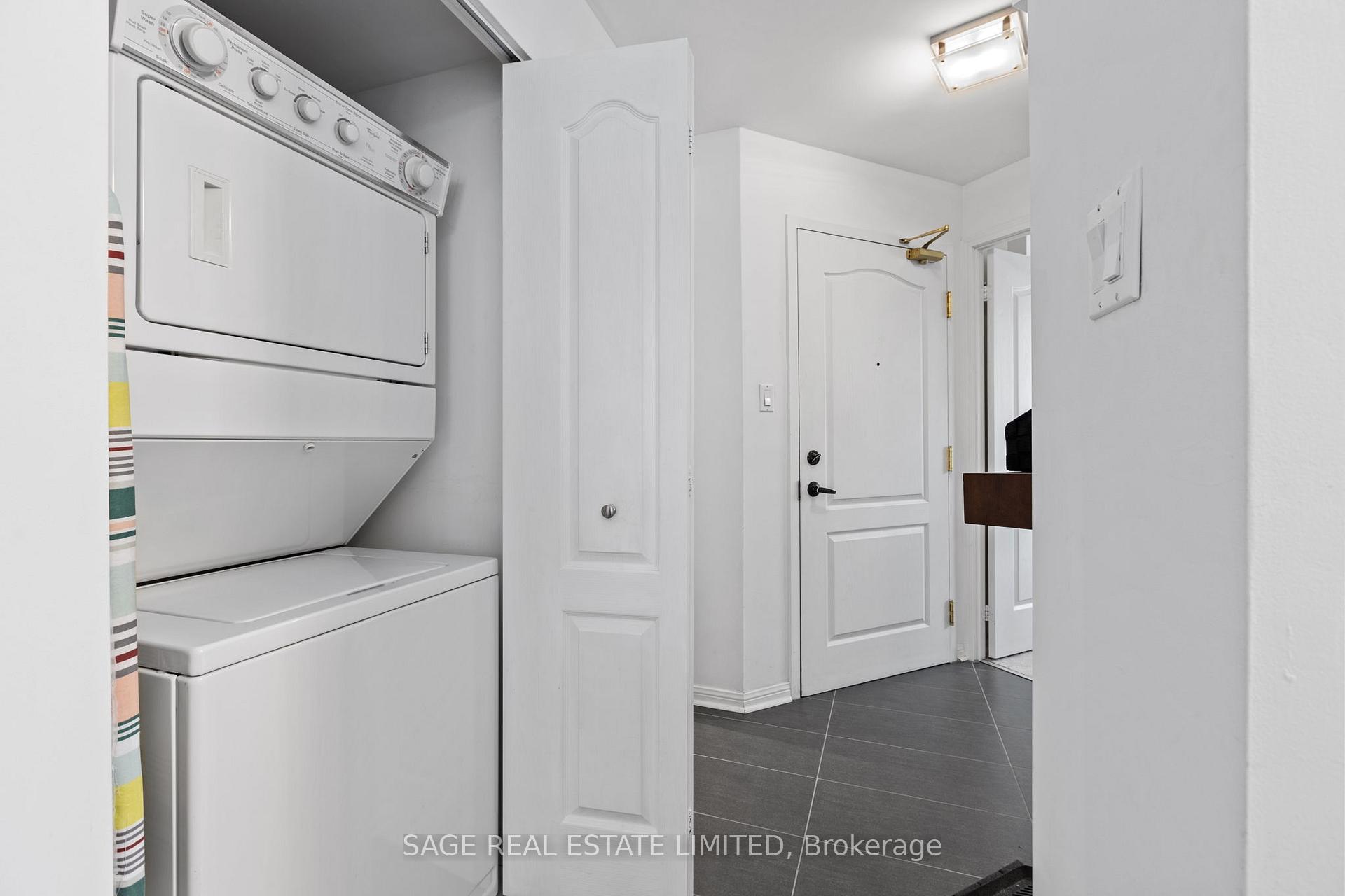 2 Bedrooms Condo at 55 Lorindale, Toronto For sale