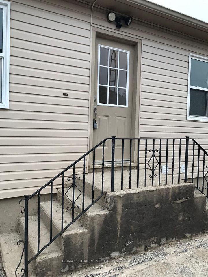 #Lower - 16 GOLDEN Boulevard, Welland, ON L3B 1H2