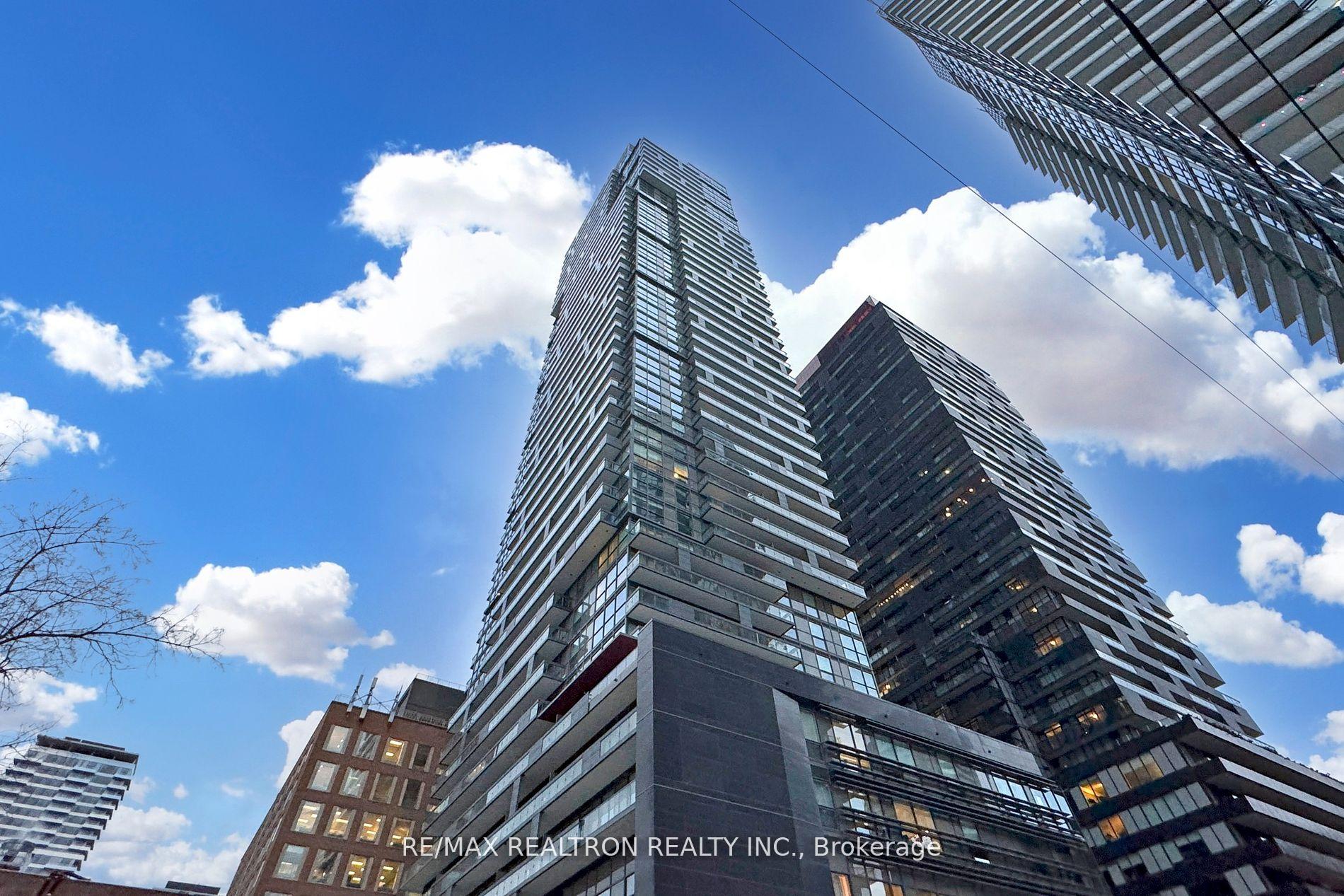 2 Bedrooms Condo at 39 Roehampton, Toronto For sale