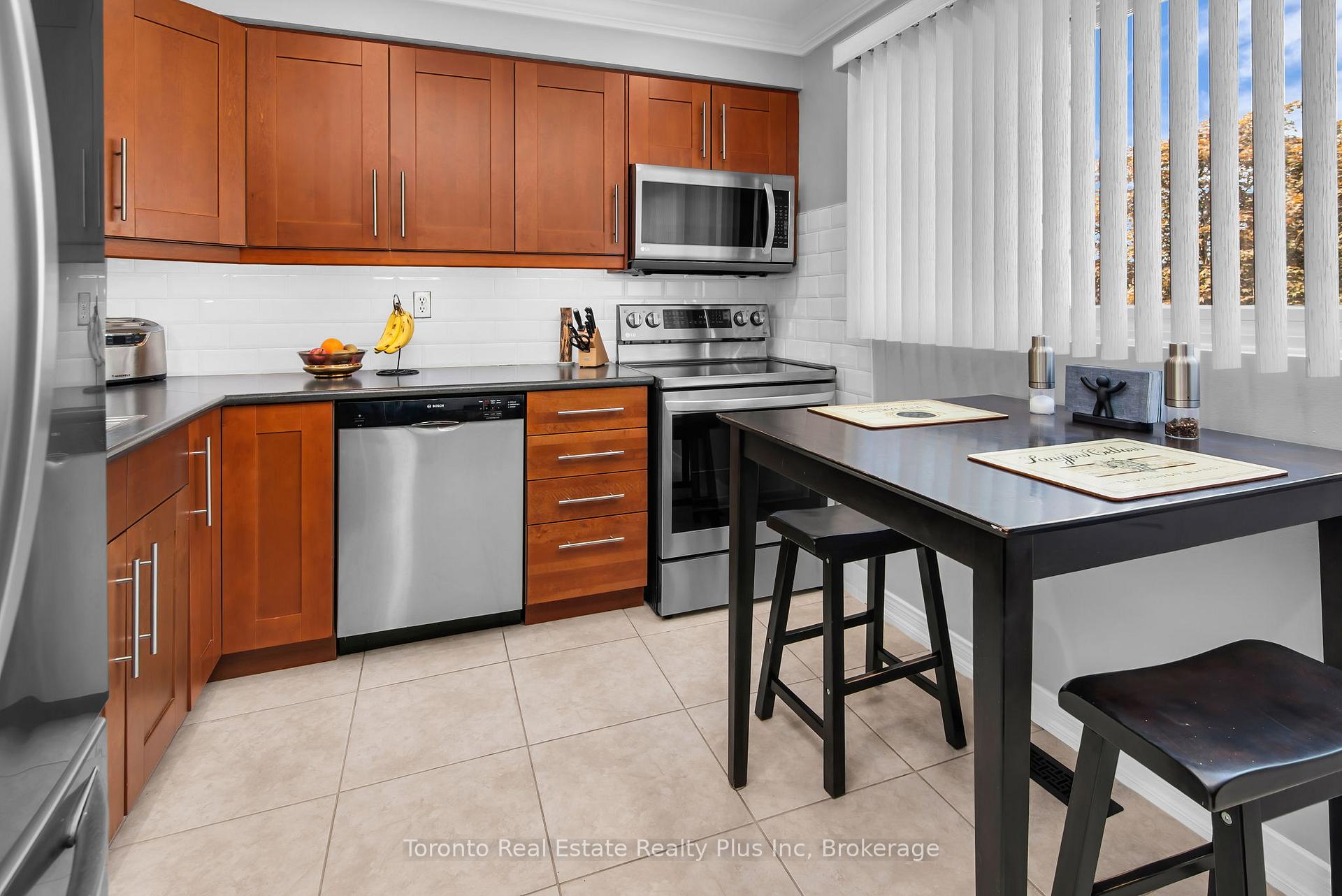 3 Bedrooms Condo at 400 Bloor, Mississauga For sale