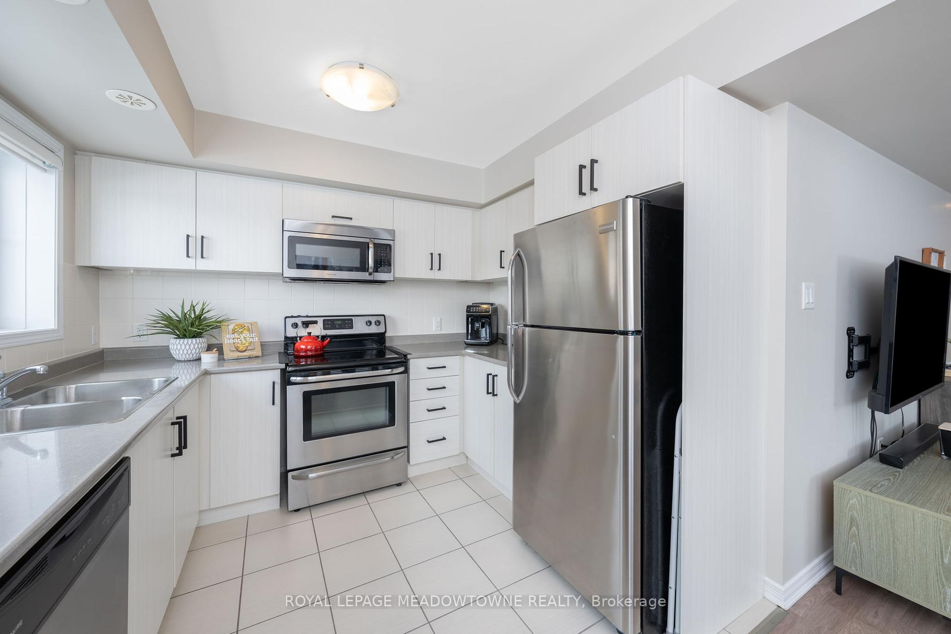 3 Bedrooms Condo at 2441 Greenwich, Oakville For sale